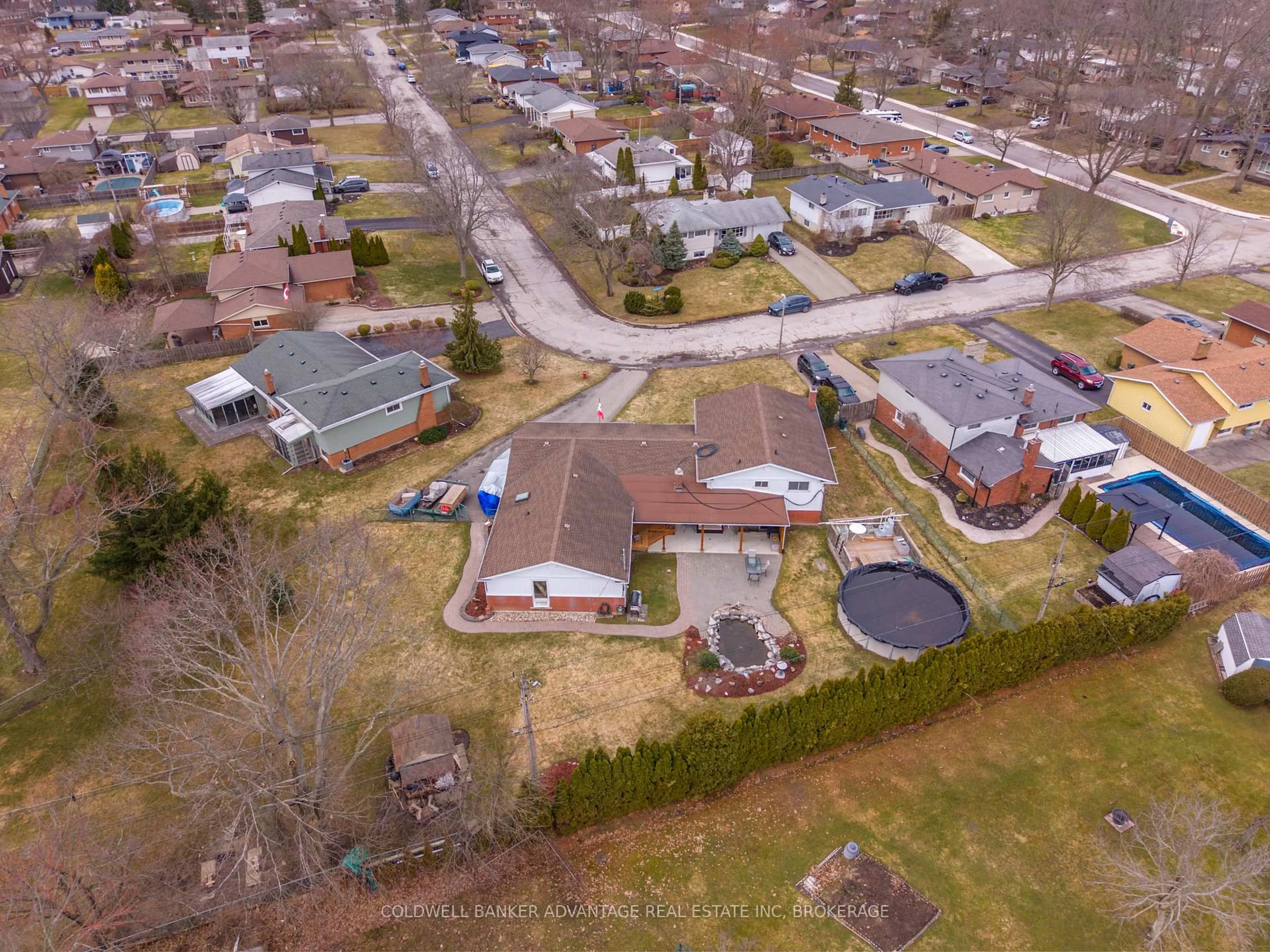 A pic from outside/outdoor area/front of a property/back of a property/a pic from drone, street for 2 Donna Marie Dr, Welland Ontario L3C 2X5