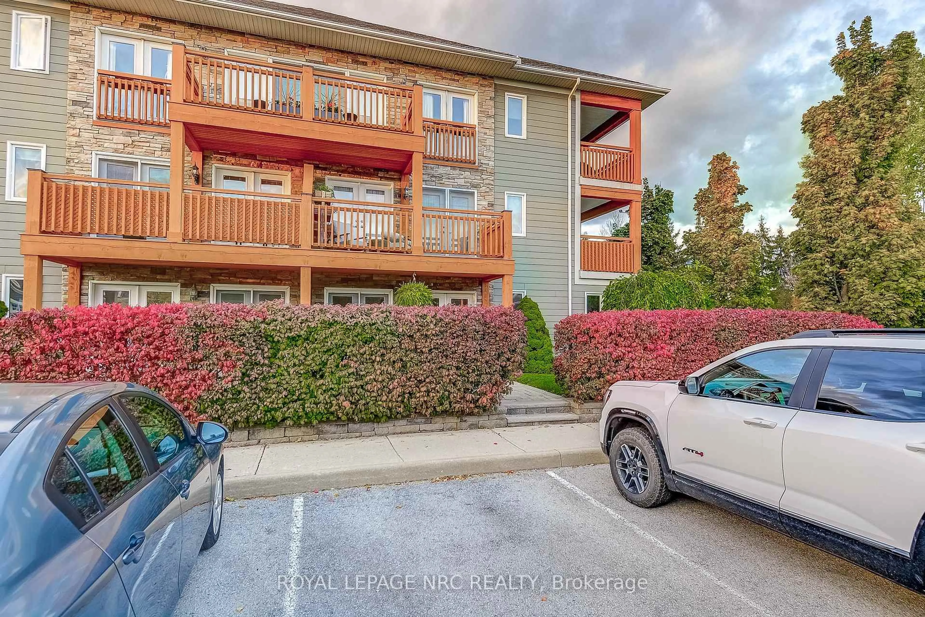 A pic from outside/outdoor area/front of a property/back of a property/a pic from drone, unknown for 678 Line 2 Rd #202, Niagara-on-the-Lake Ontario L0S 1J0