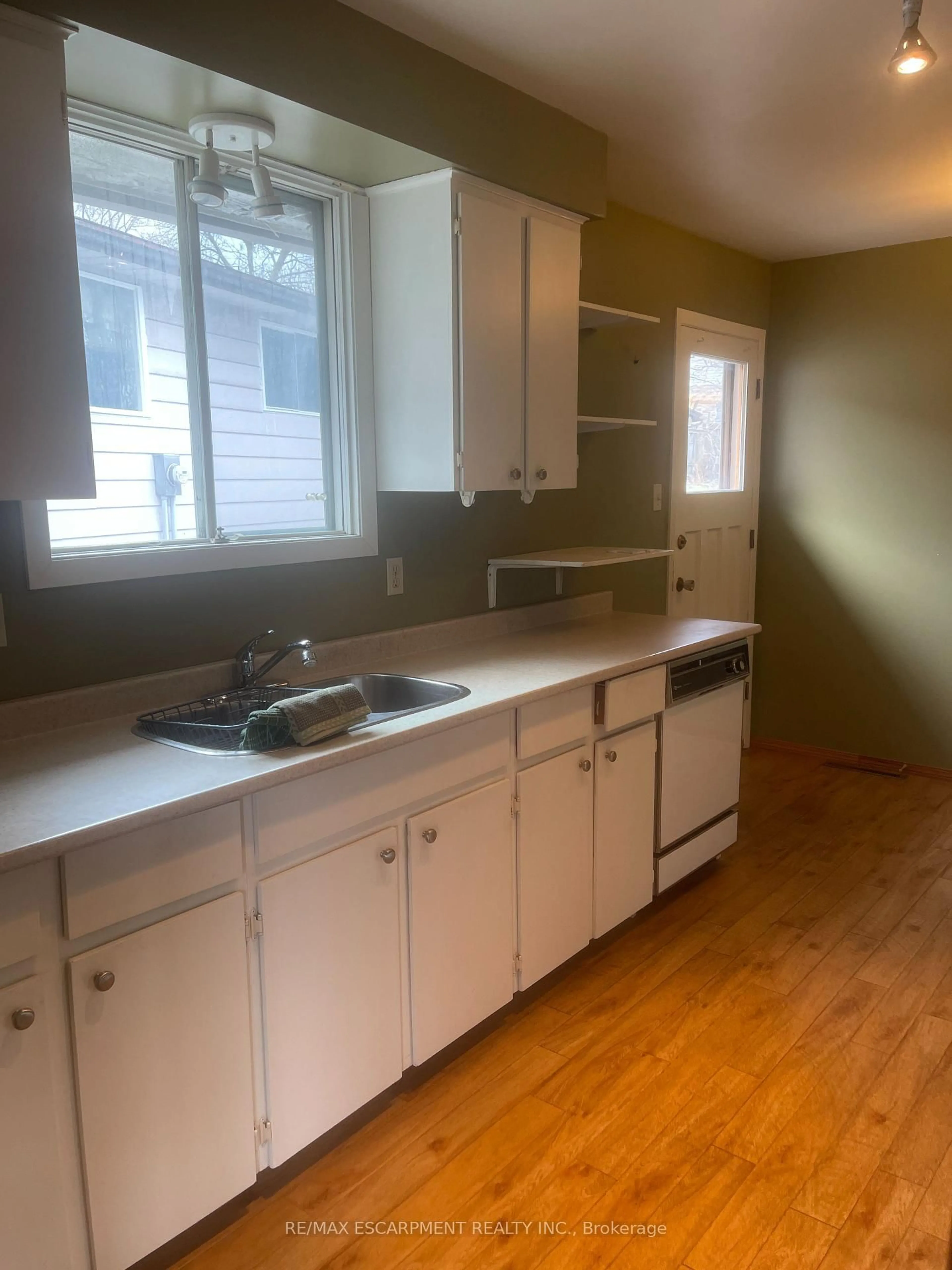 Standard kitchen, unknown for 24 Yeoville Crt, Hamilton Ontario L9C 5W5