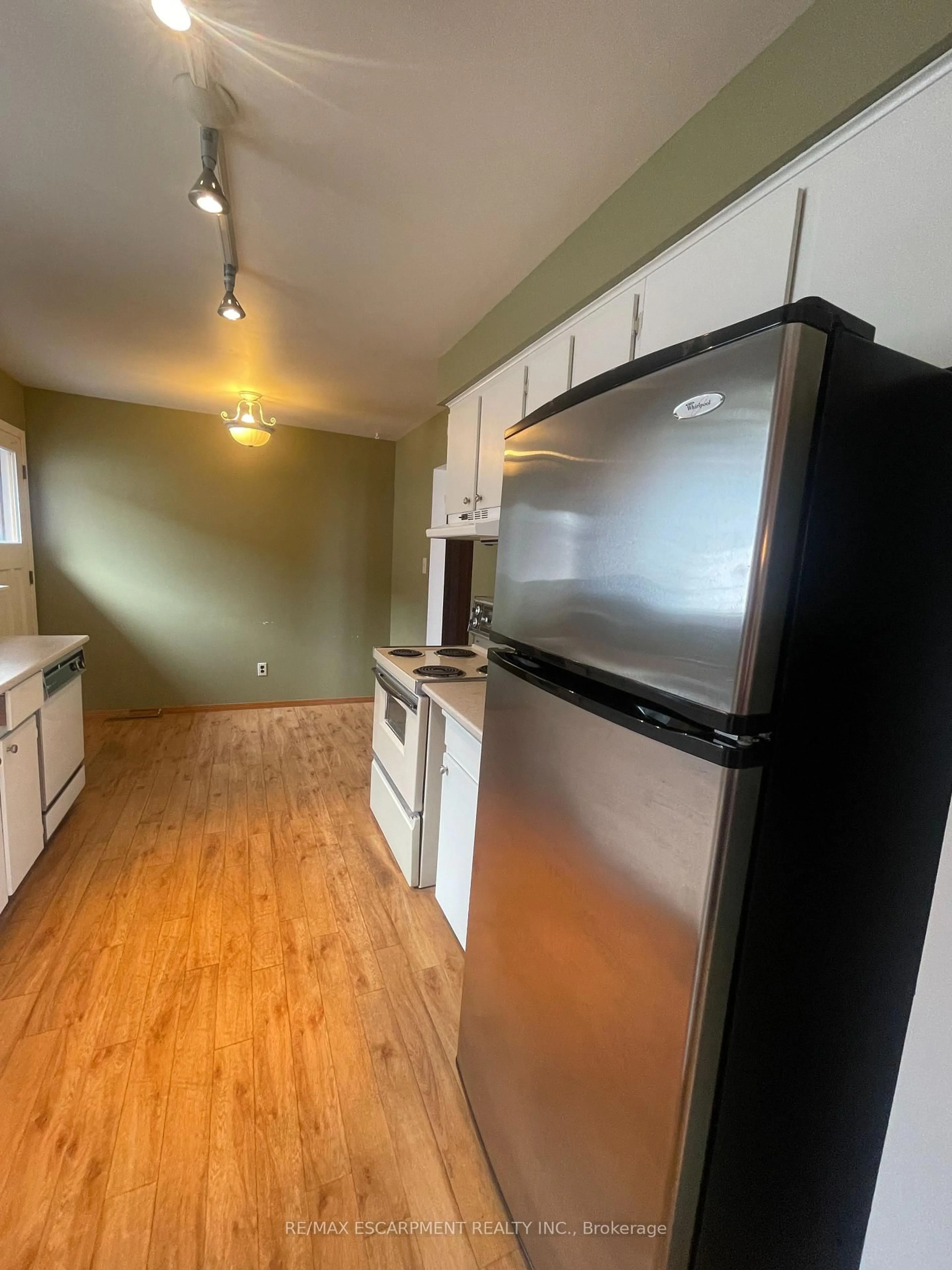 Standard kitchen, wood/laminate floor for 24 Yeoville Crt, Hamilton Ontario L9C 5W5