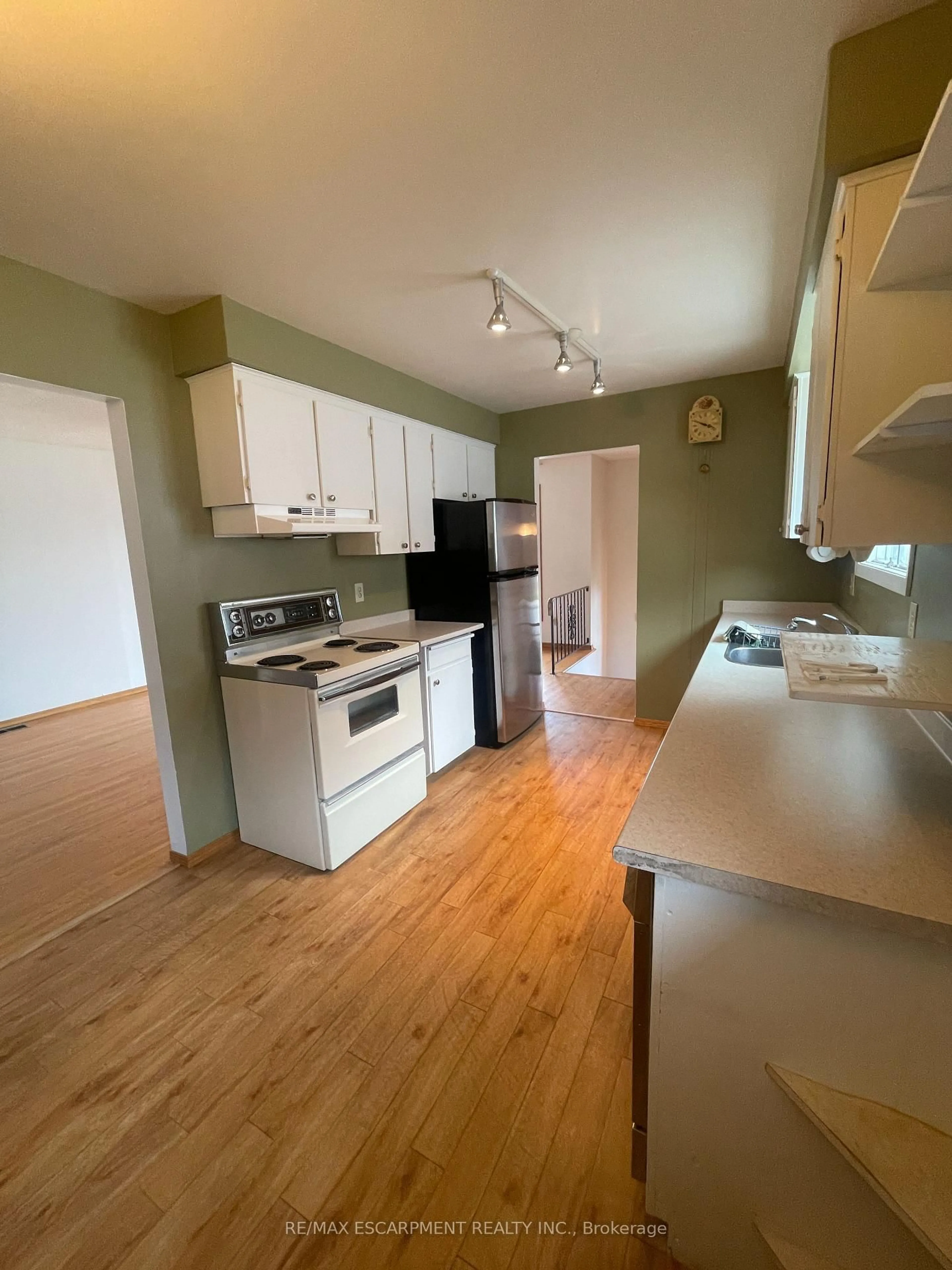 Standard kitchen, unknown for 24 Yeoville Crt, Hamilton Ontario L9C 5W5