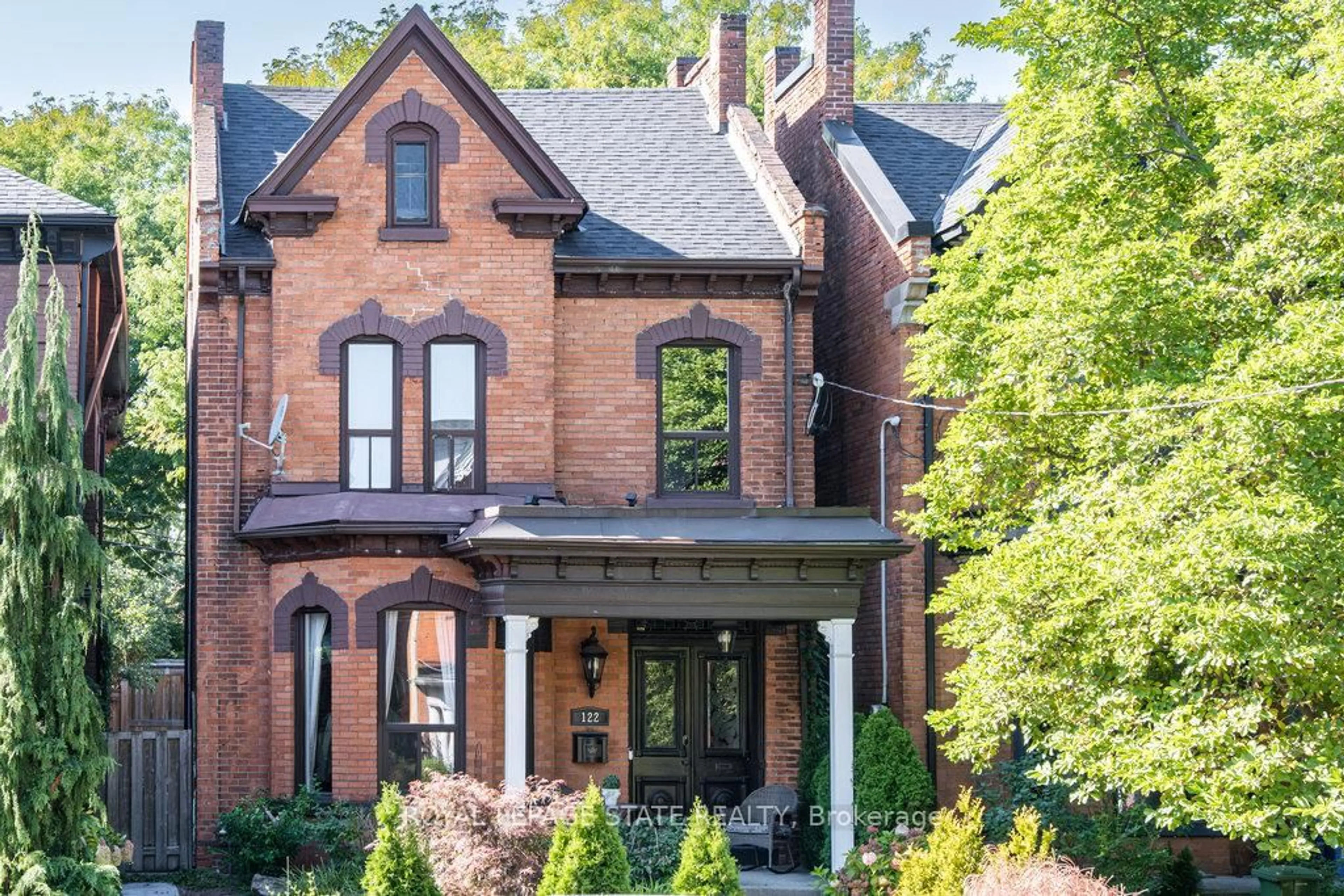 Home with brick exterior material, street for 122 East Ave, Hamilton Ontario L8N 2T7