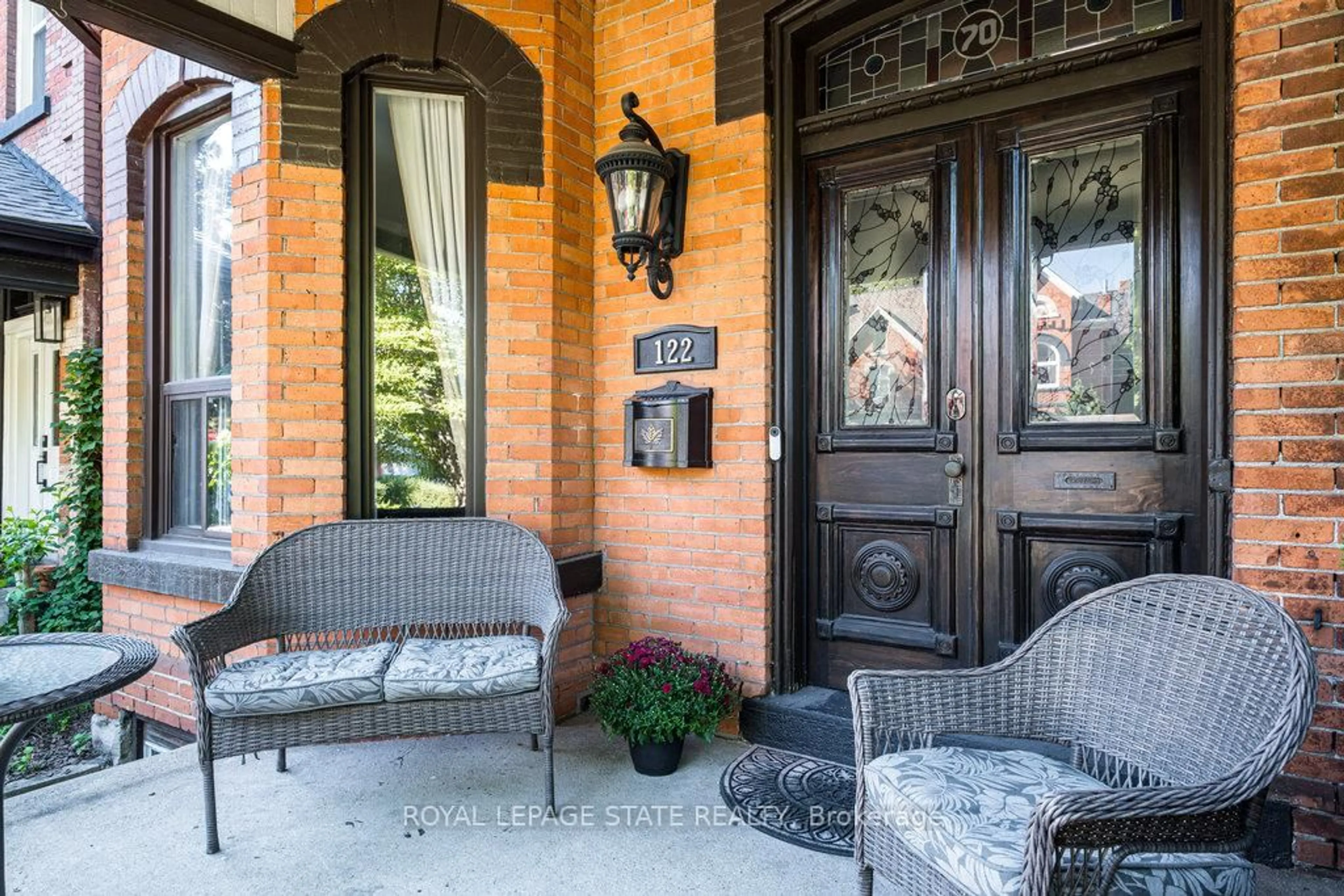 Indoor entryway for 122 East Ave, Hamilton Ontario L8N 2T7