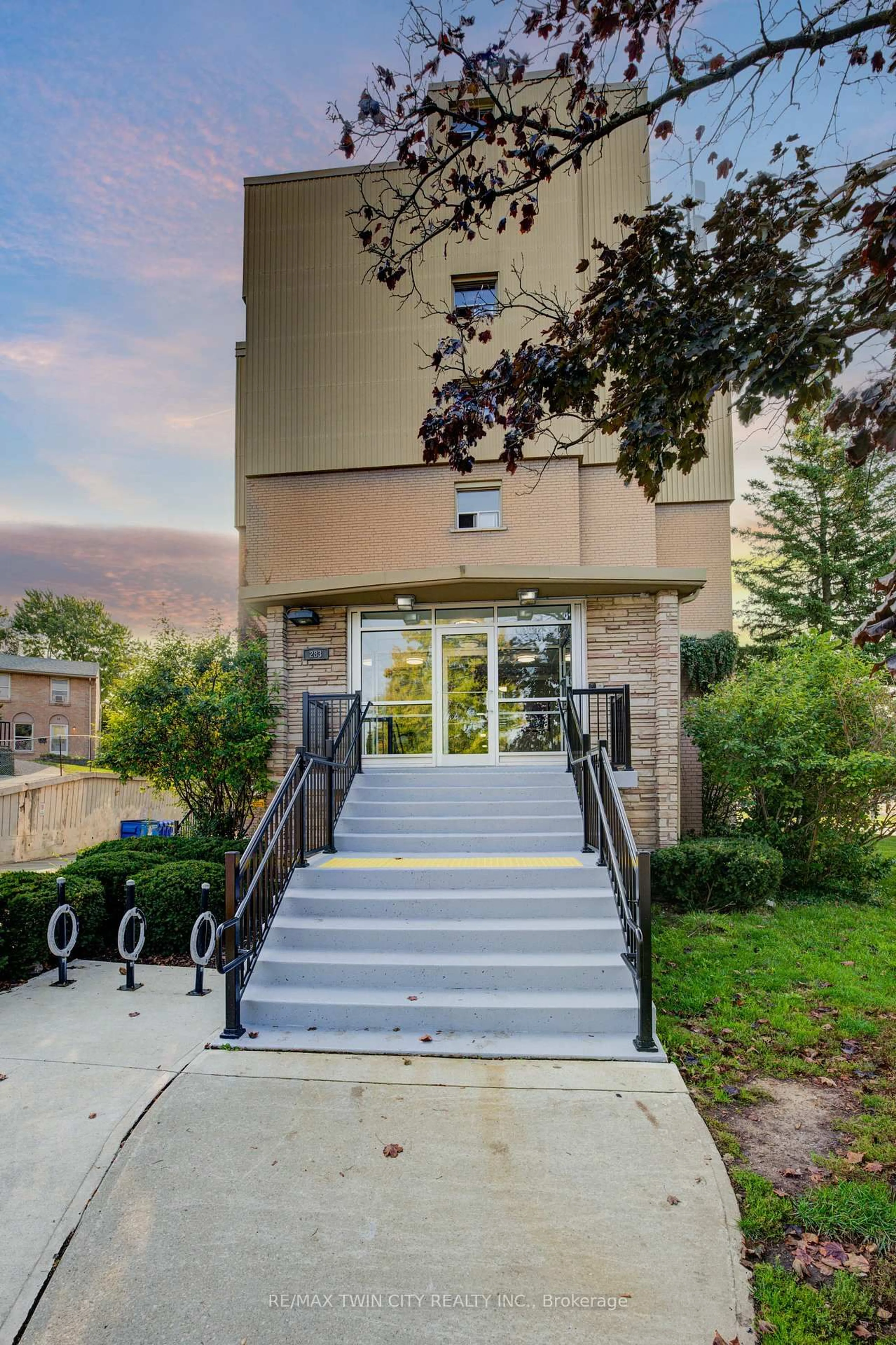 Indoor foyer for 283 Fairway Rd #201, Kitchener Ontario N2A 2P1