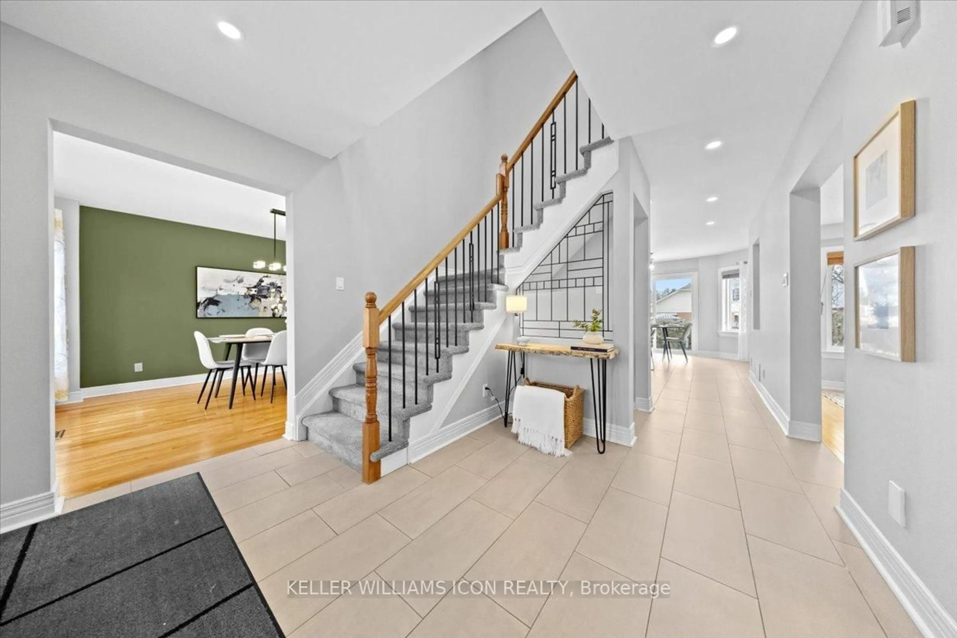 Indoor foyer for 26 Tanner Cres, Ottawa Ontario K2K 2M7