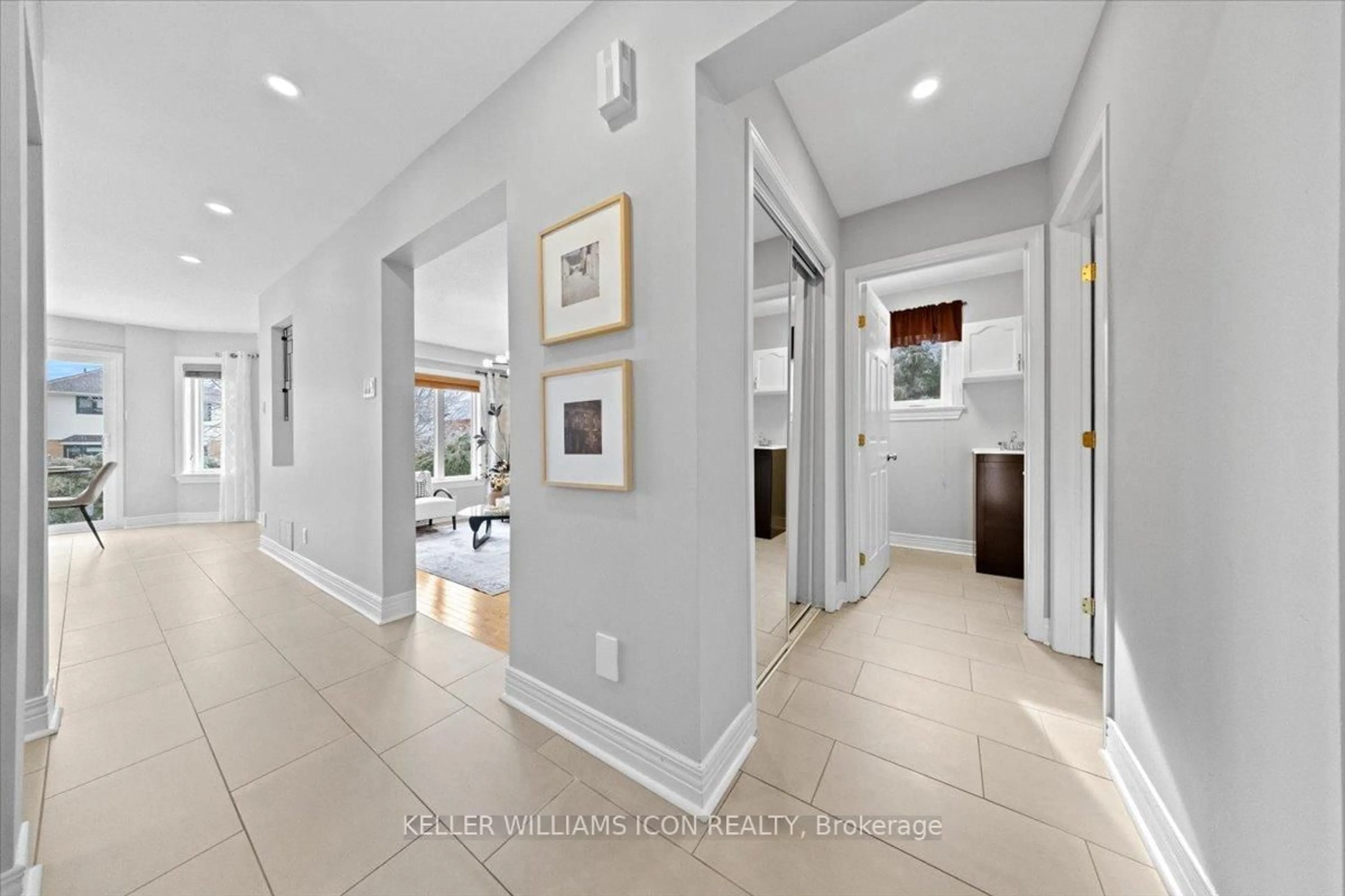 Indoor entryway for 26 Tanner Cres, Ottawa Ontario K2K 2M7