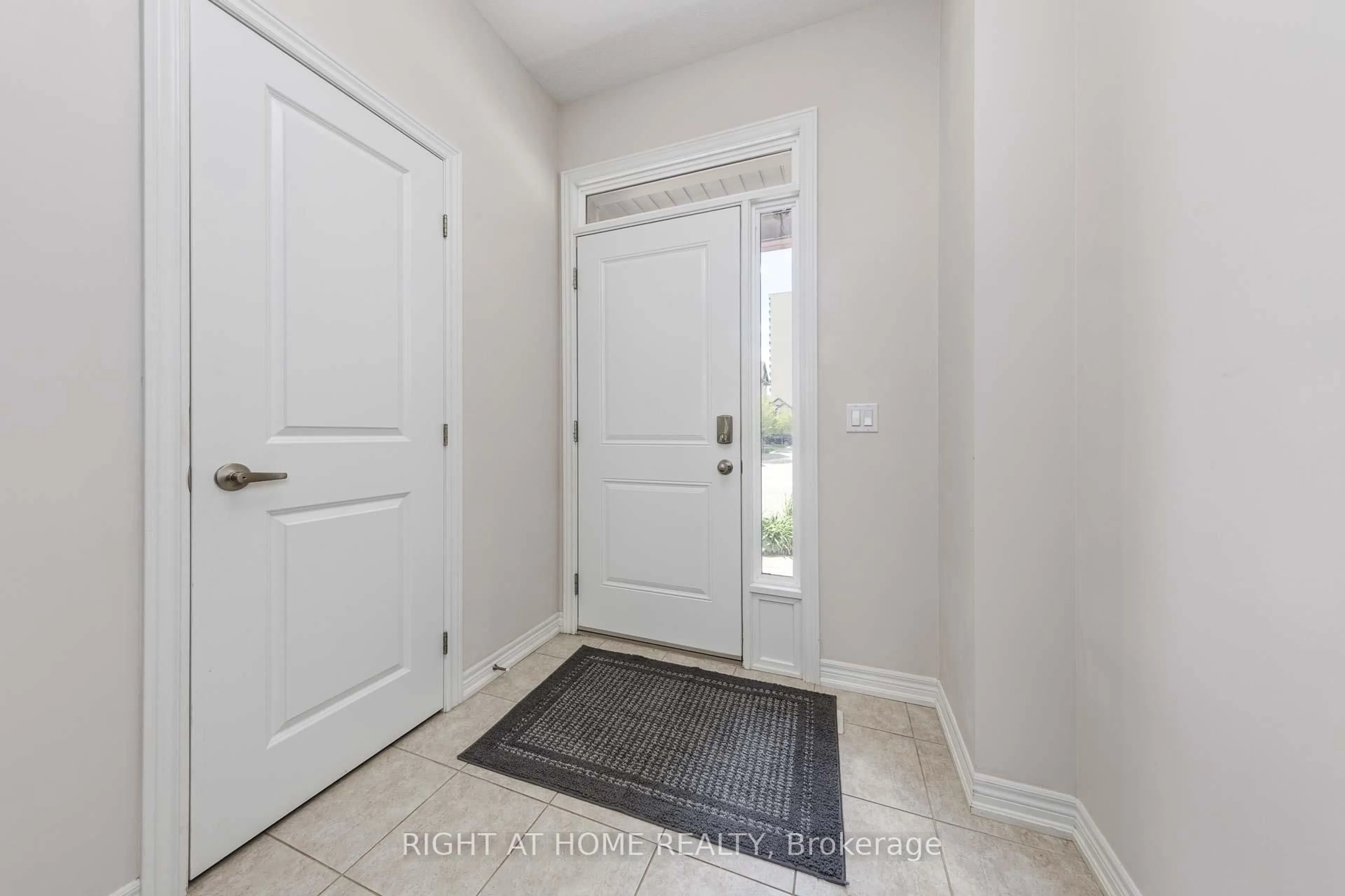 Indoor entryway for 71 Southshore Cres, Hamilton Ontario L8E 0J3