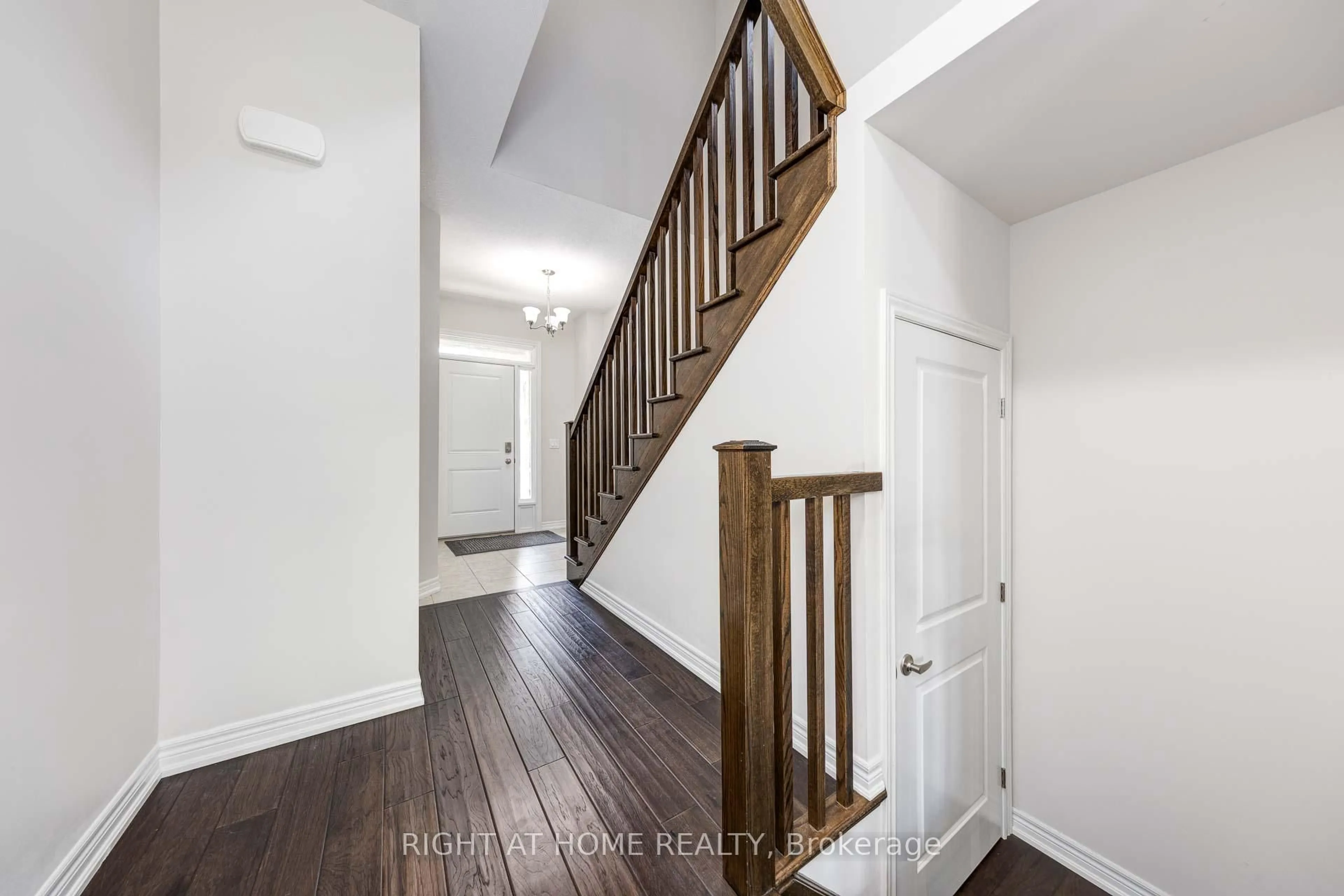 Indoor entryway for 71 Southshore Cres, Hamilton Ontario L8E 0J3