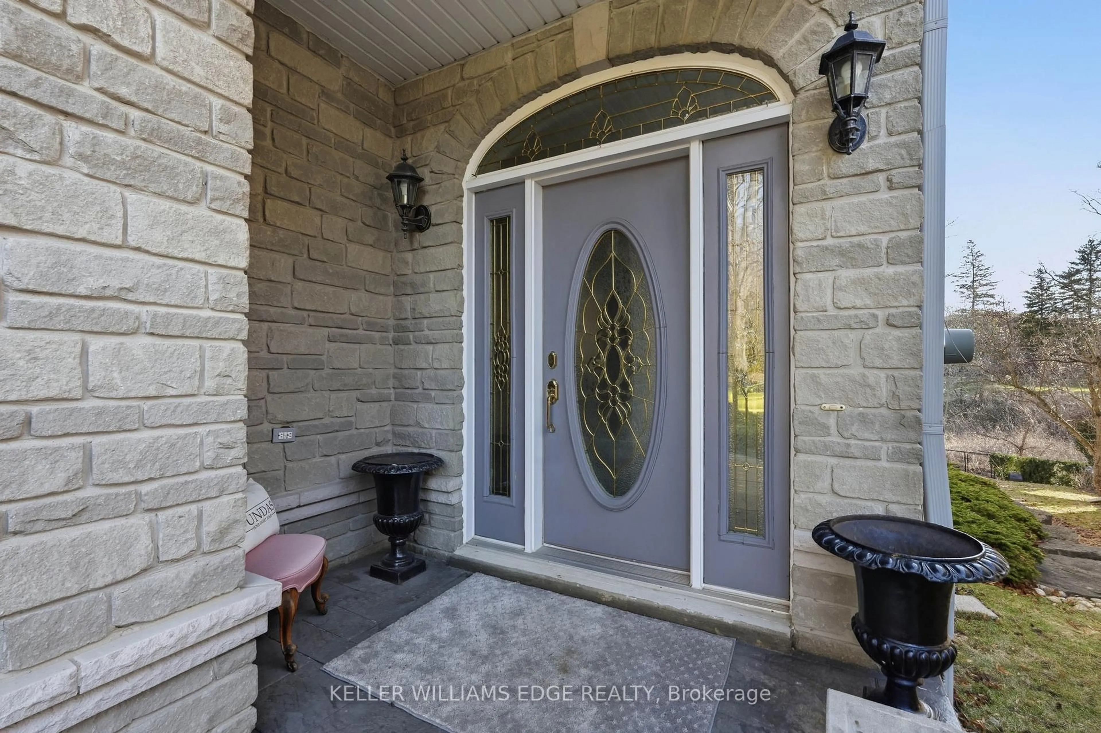 Indoor entryway for 39 Winegarden Tr, Hamilton Ontario L9H 7M1