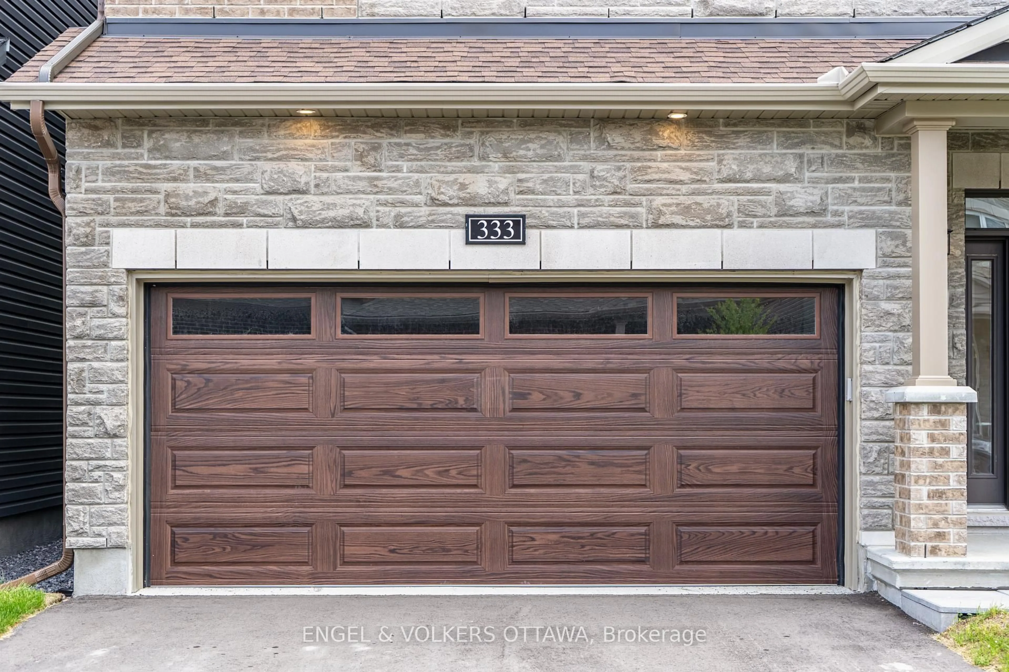 Indoor garage for 333 Elsie Macgill Walk, Kanata Ontario K2W 0K7