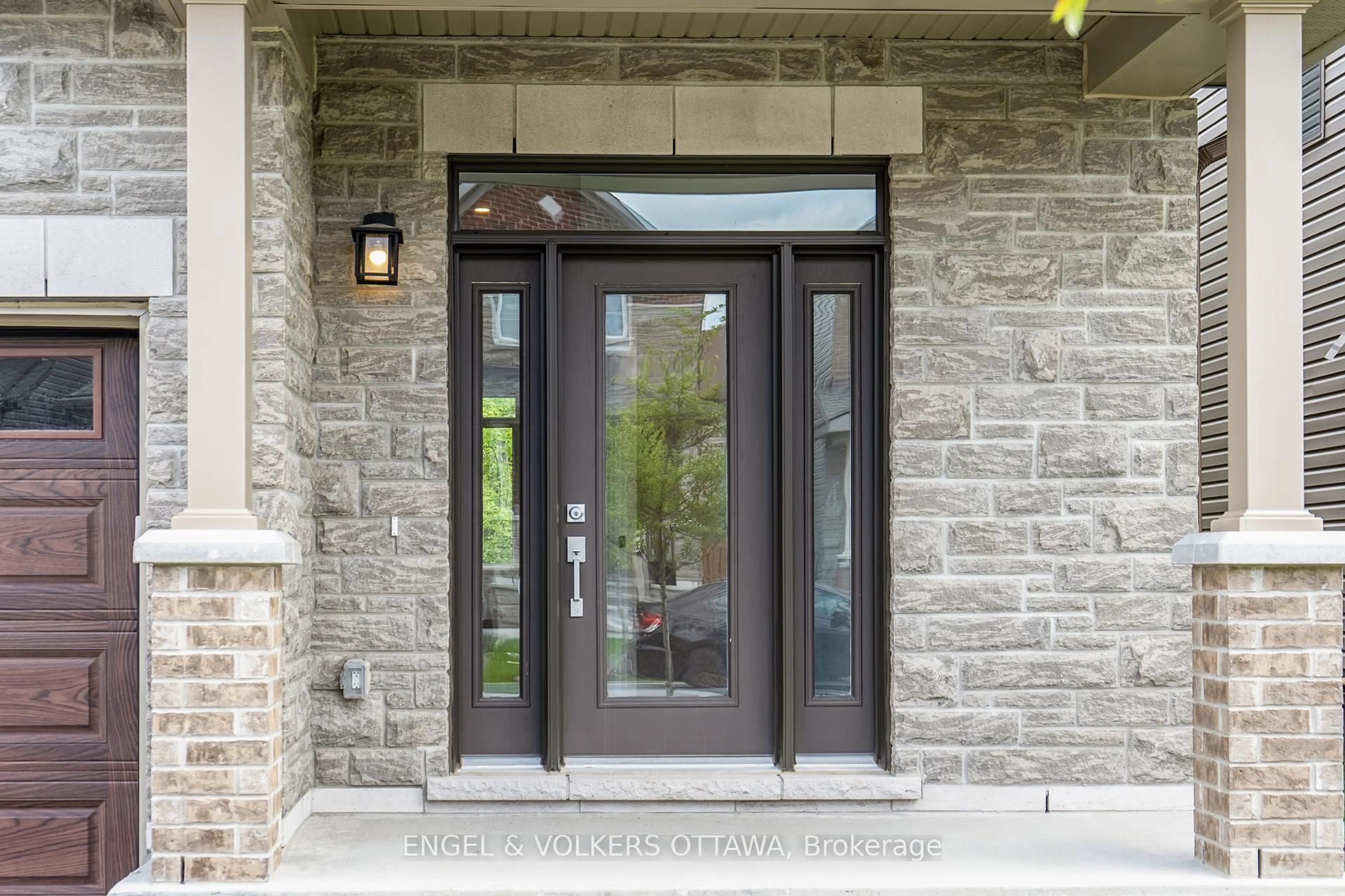 Indoor entryway for 333 Elsie Macgill Walk, Kanata Ontario K2W 0K7