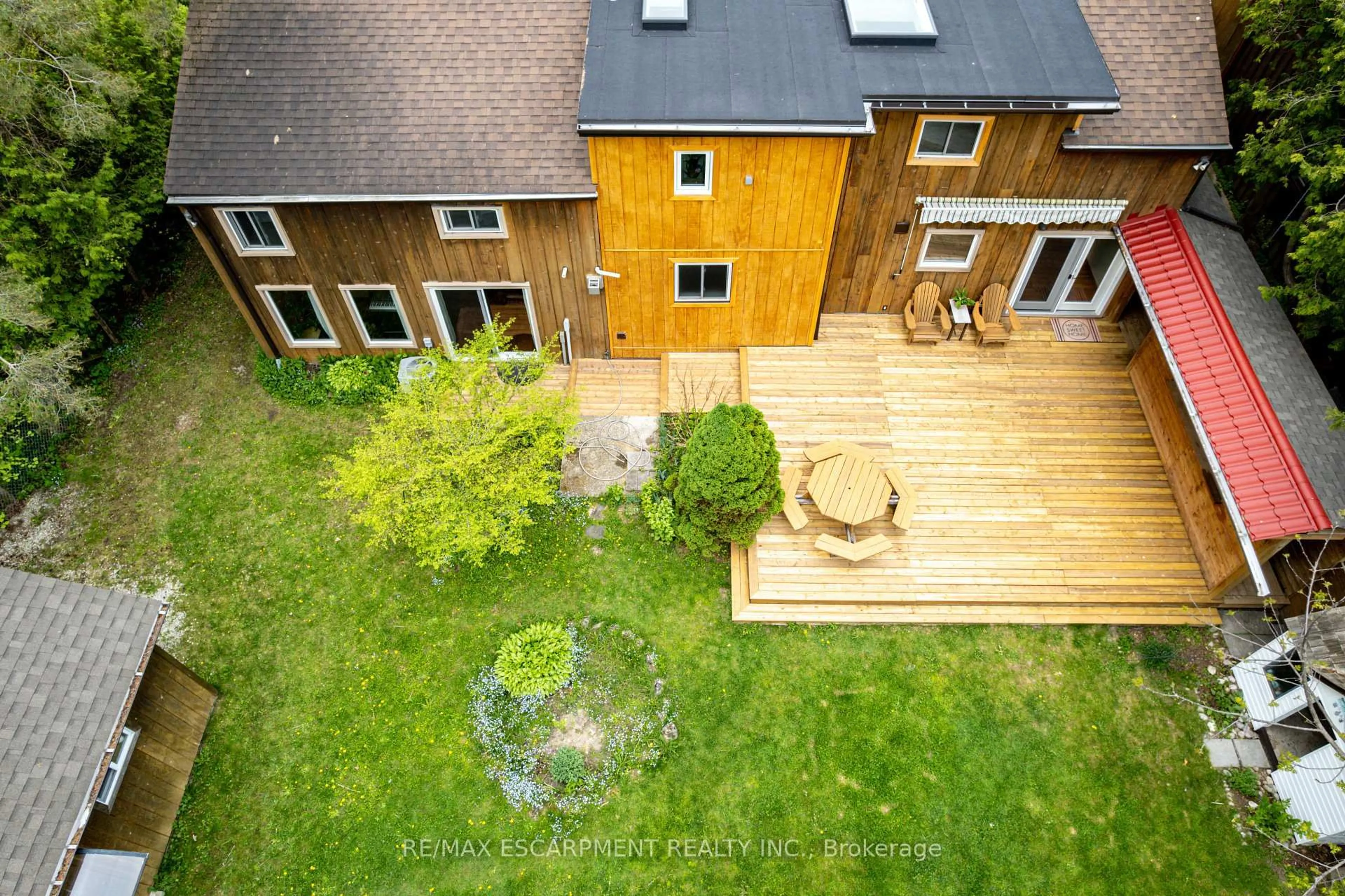 A pic from outside/outdoor area/front of a property/back of a property/a pic from drone, building for 109 Hope St, Blue Mountains Ontario L9Y 0L1