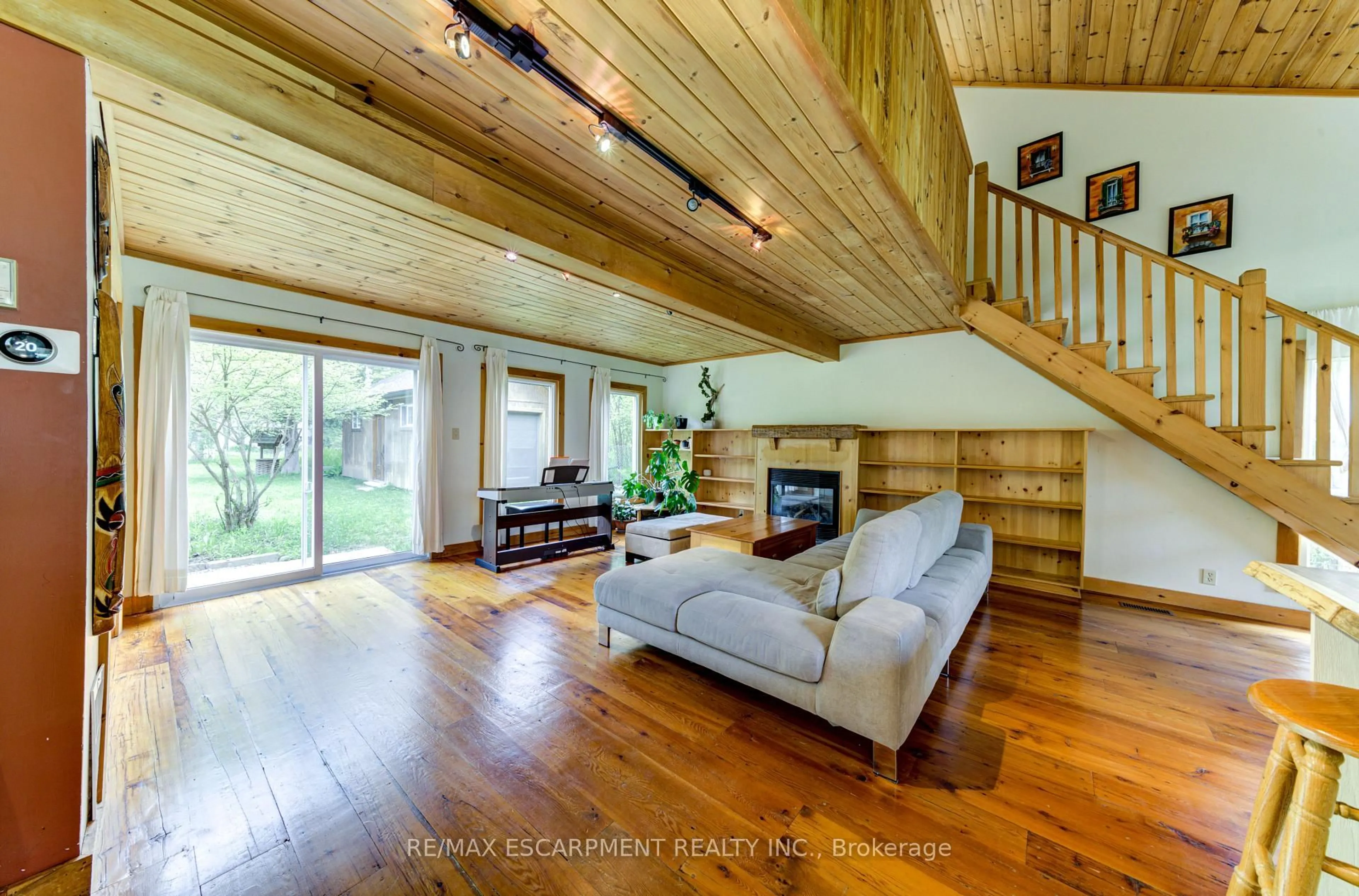 Living room with furniture, wood/laminate floor for 109 Hope St, Blue Mountains Ontario L9Y 0L1