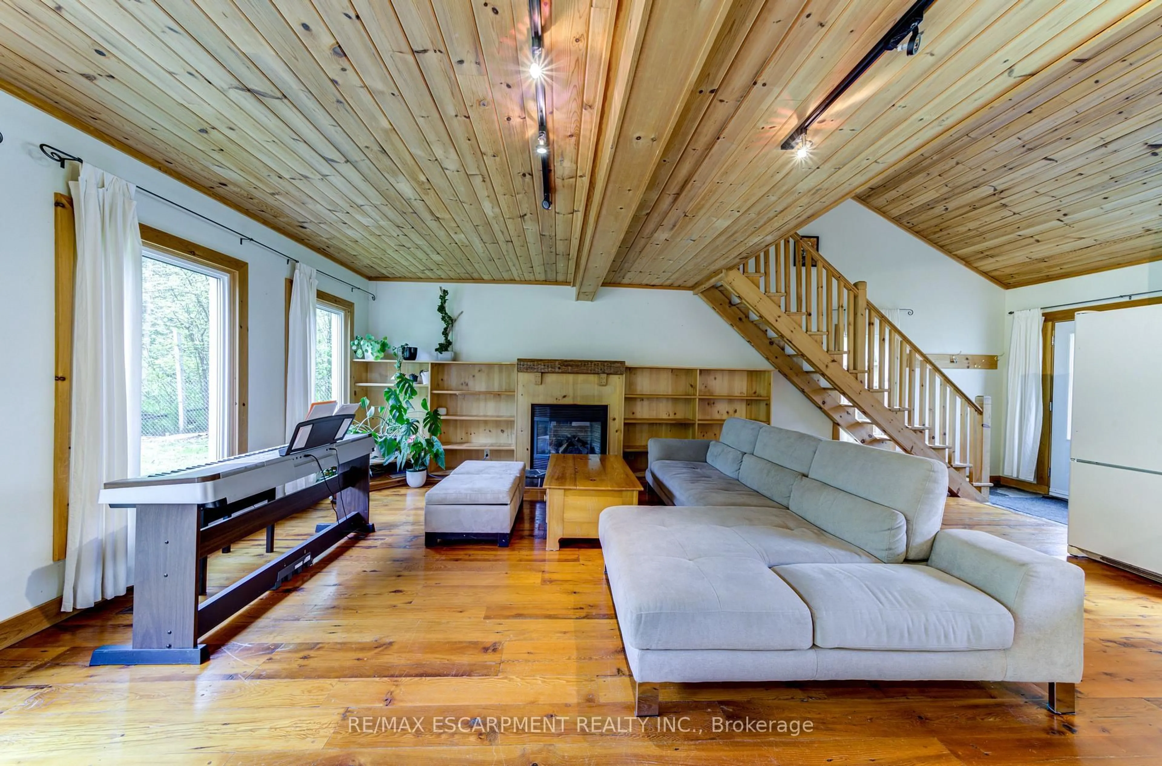 Living room with furniture, wood/laminate floor for 109 Hope St, Blue Mountains Ontario L9Y 0L1