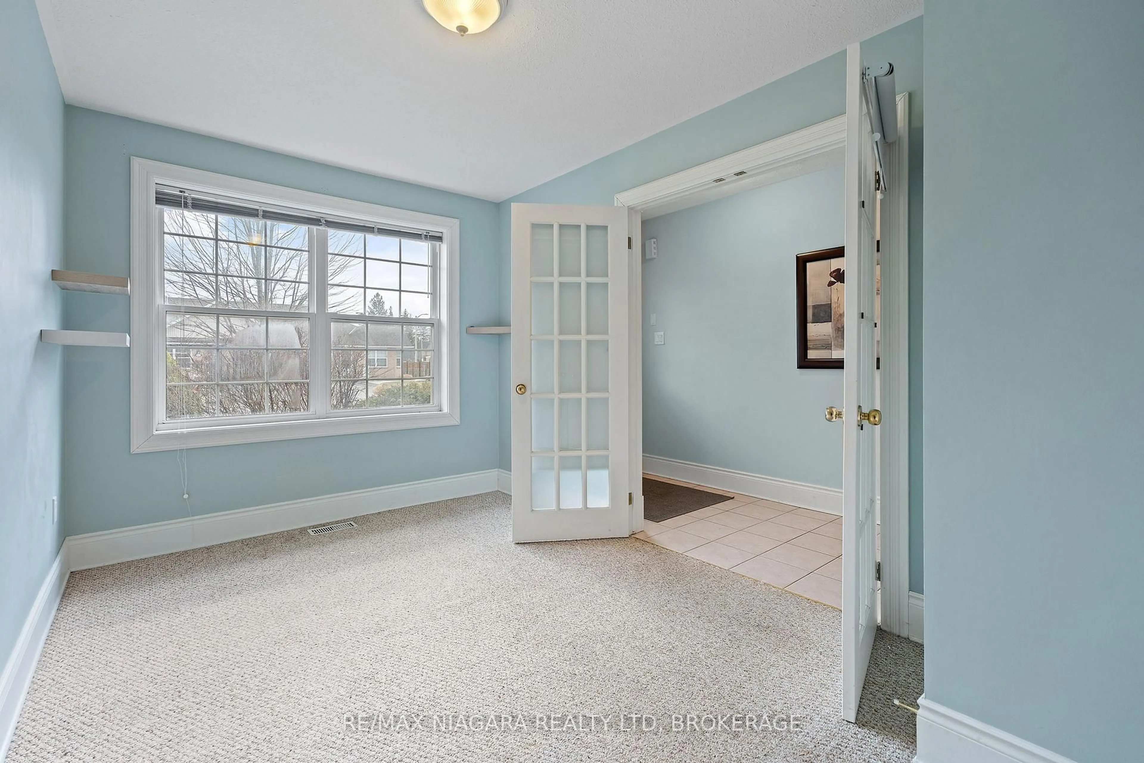 Indoor entryway for 6191 Shane Cres, Niagara Falls Ontario L2J 4K9