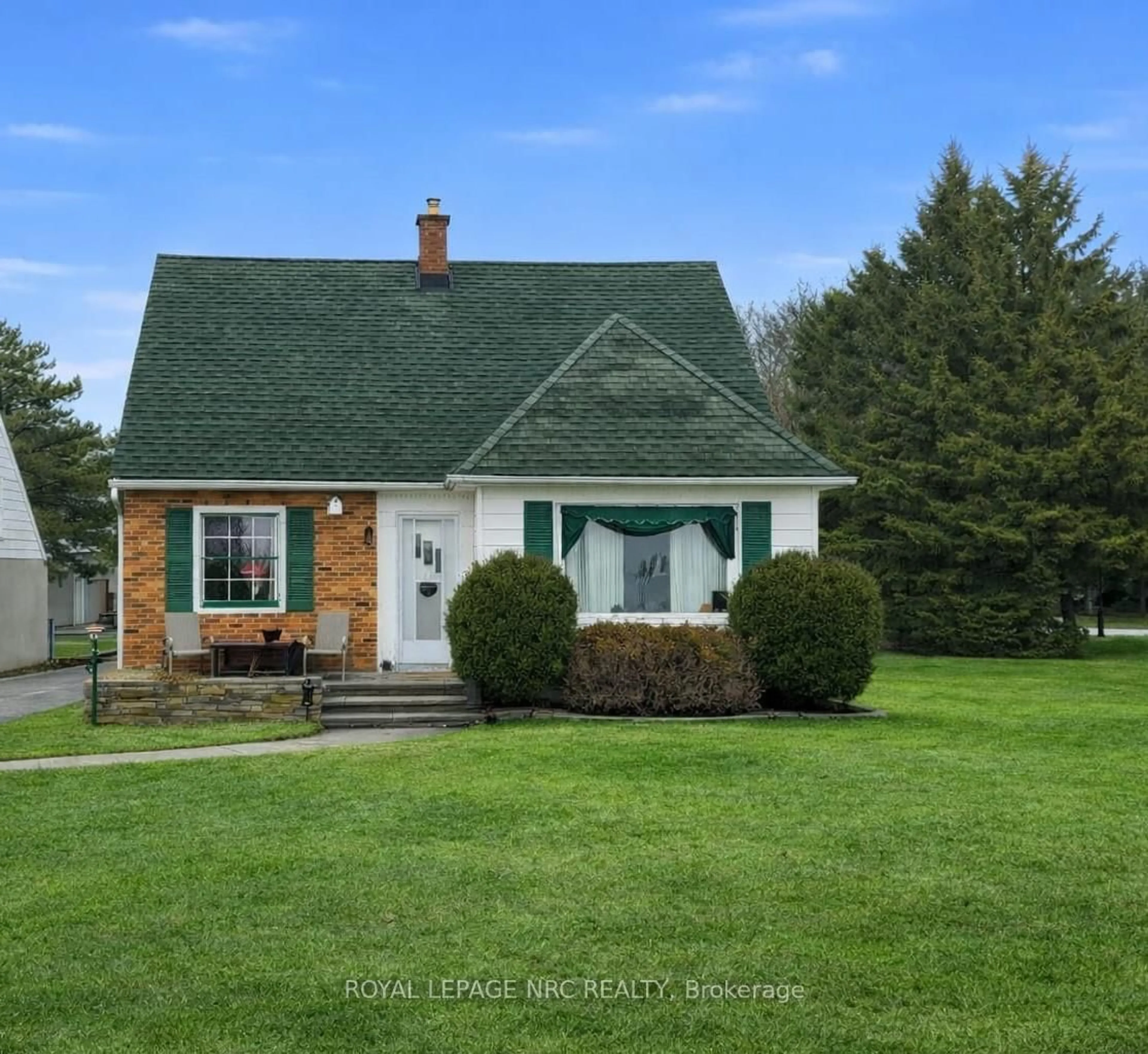 Home with vinyl exterior material, street for 19 Lakeshore Rd, Port Colborne Ontario L3K 2S2