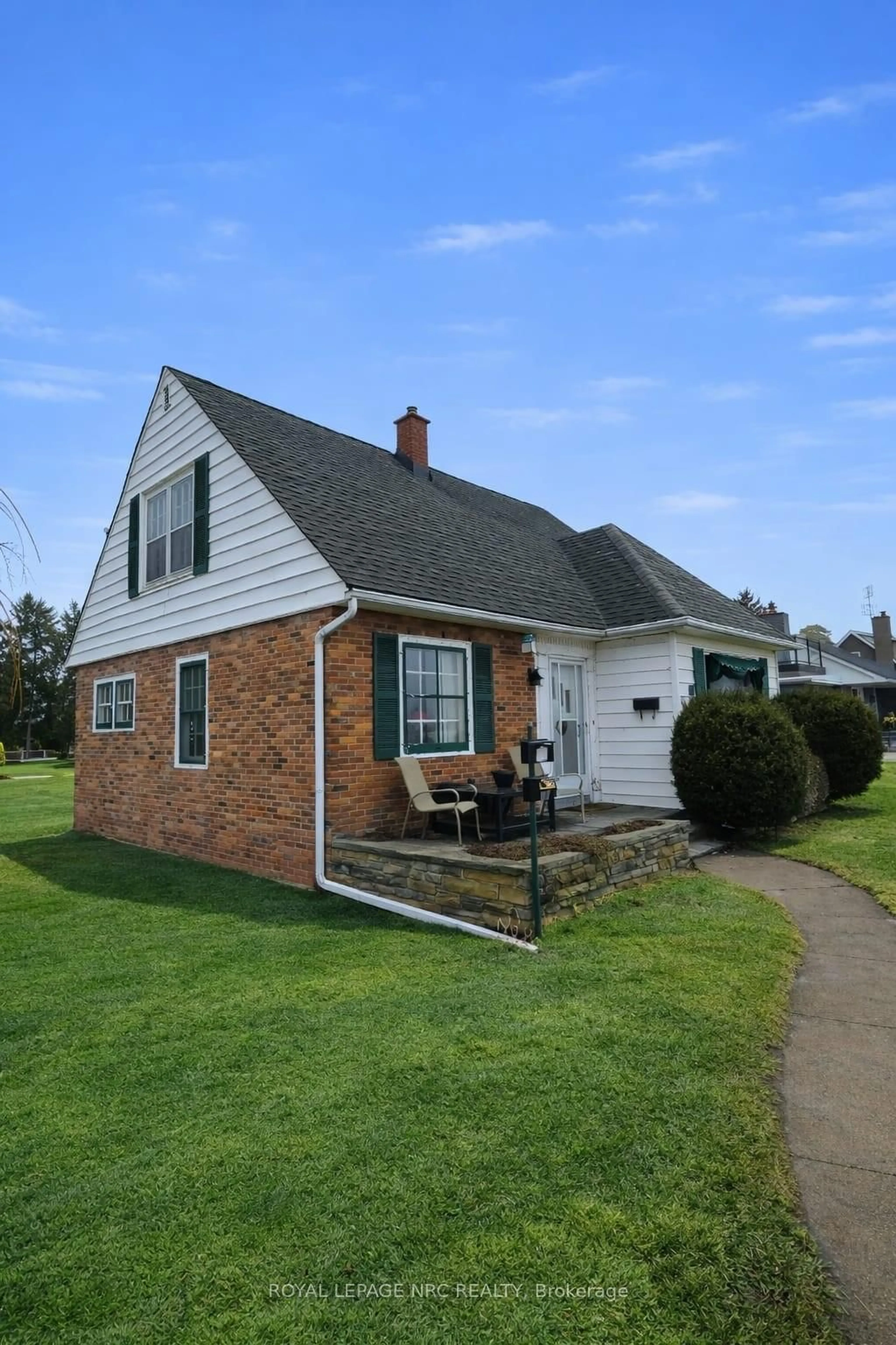 Home with vinyl exterior material, street for 19 Lakeshore Rd, Port Colborne Ontario L3K 2S2