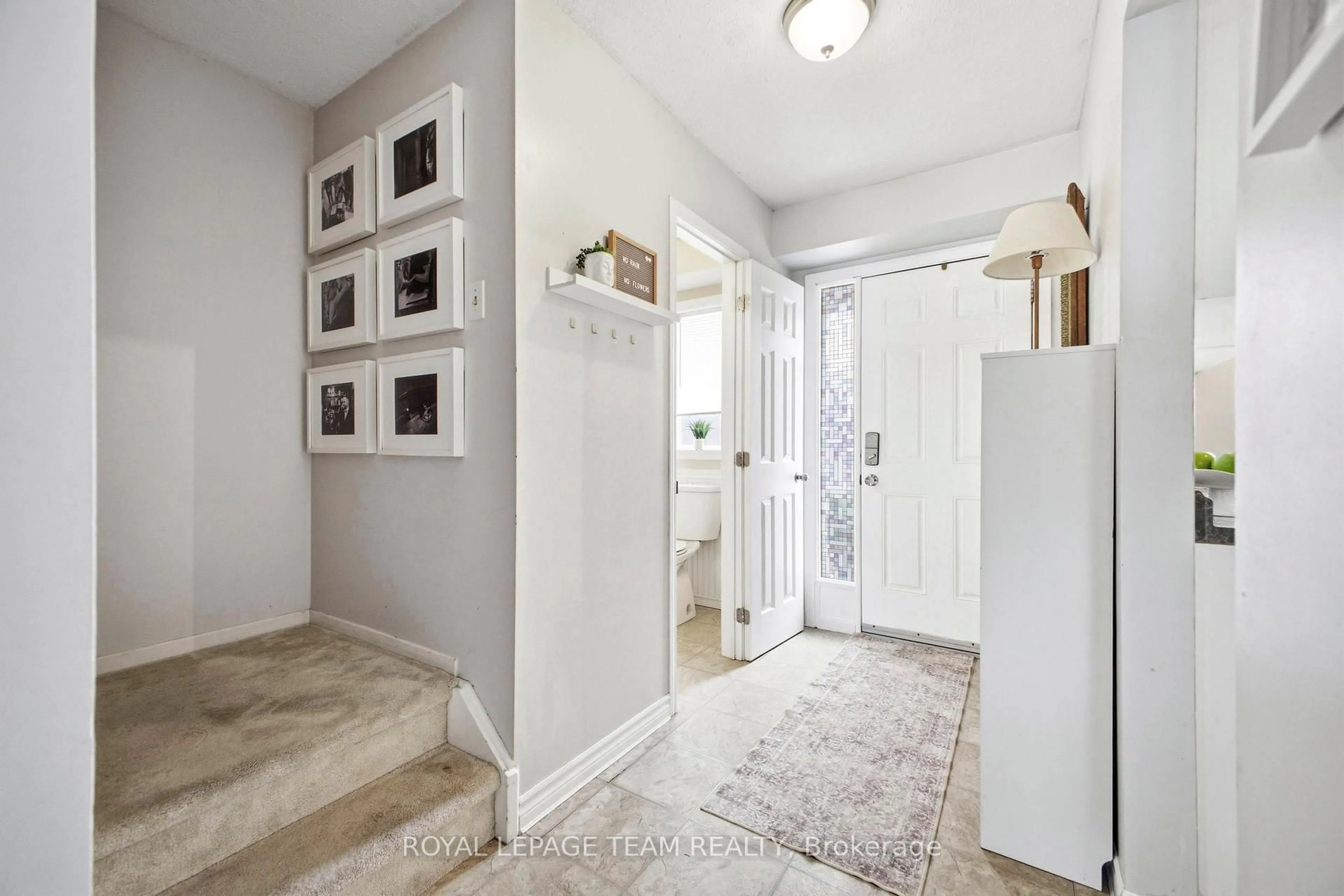 Indoor entryway for 3017 Olympic Way, Ottawa Ontario K1T 1Y3