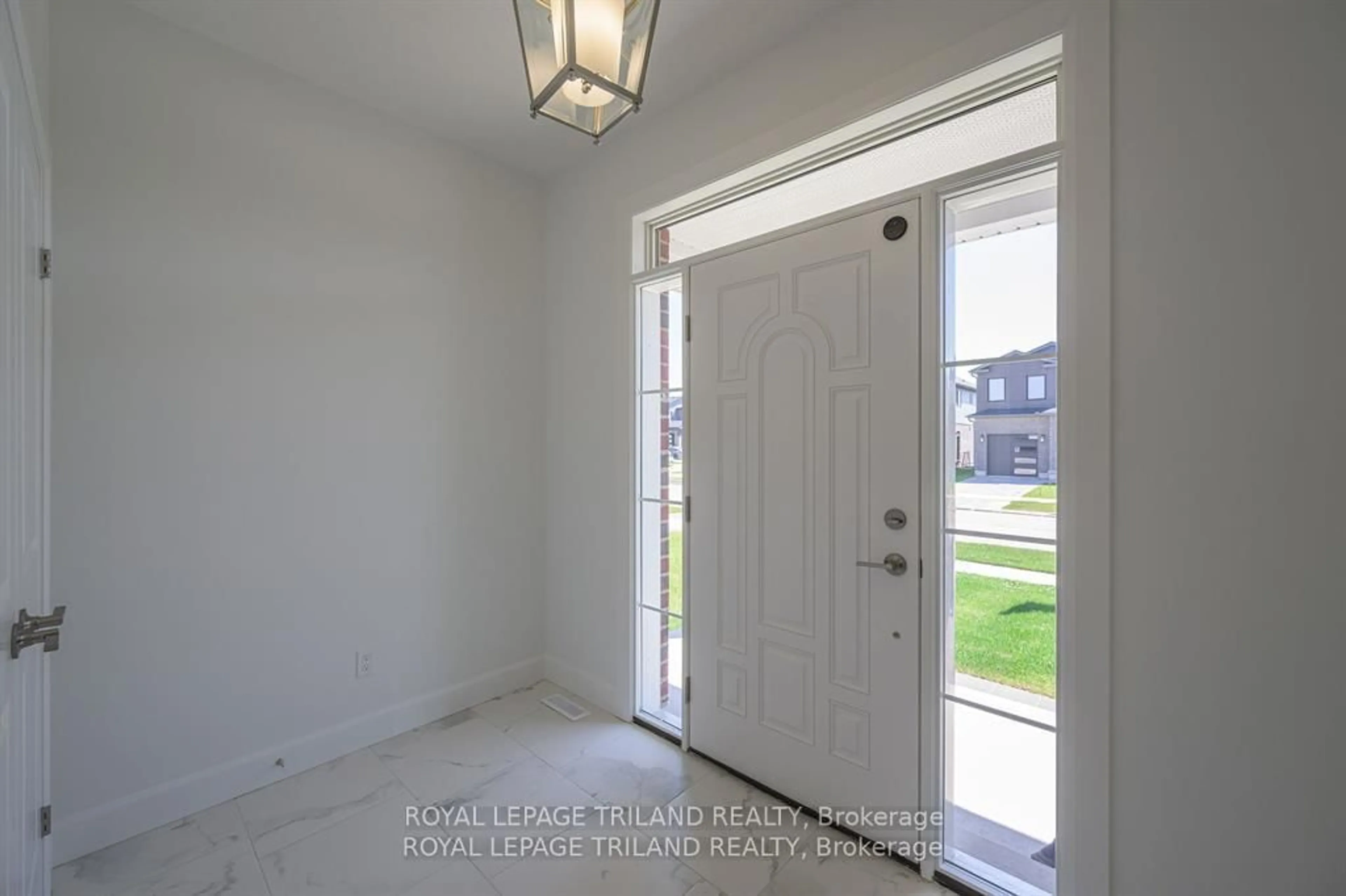 Indoor entryway for 3837 AUCKLAND Ave, London South Ontario N6L 0J2
