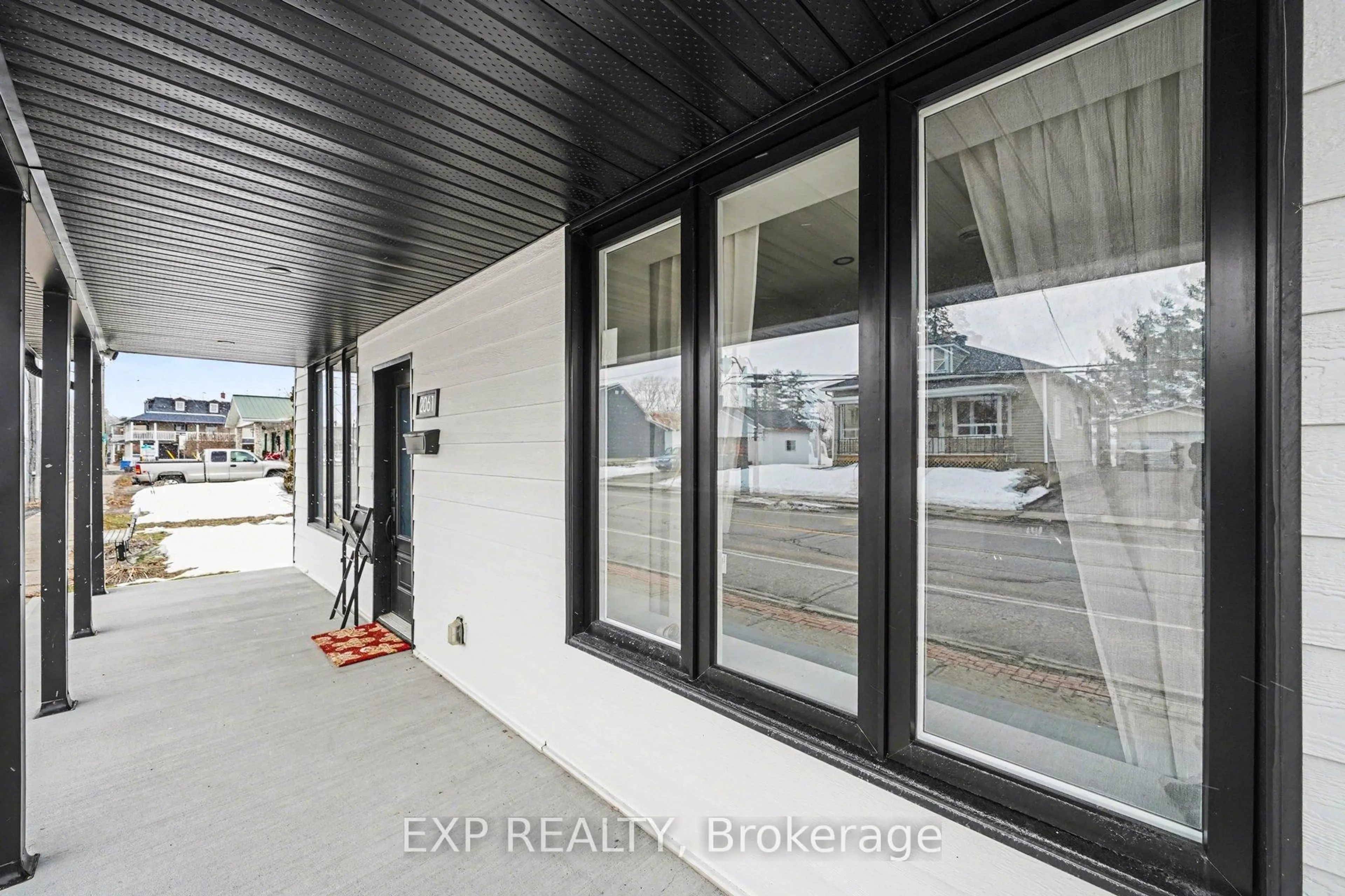 Indoor entryway for 2061 Lajoie St, Alfred and Plantagenet Ontario K0B 1J0