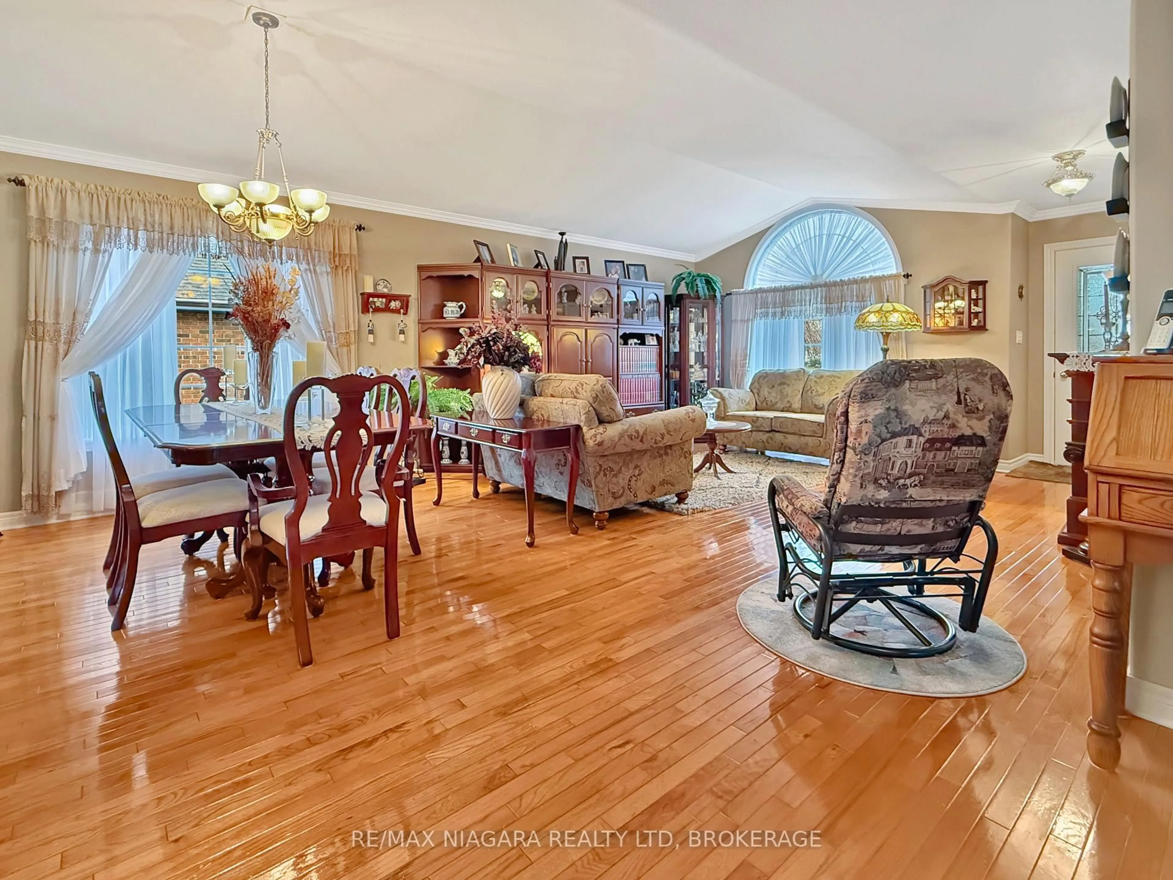 Living room with furniture, unknown for 629 Daytona Dr, Fort Erie Ontario L2A 4Z5