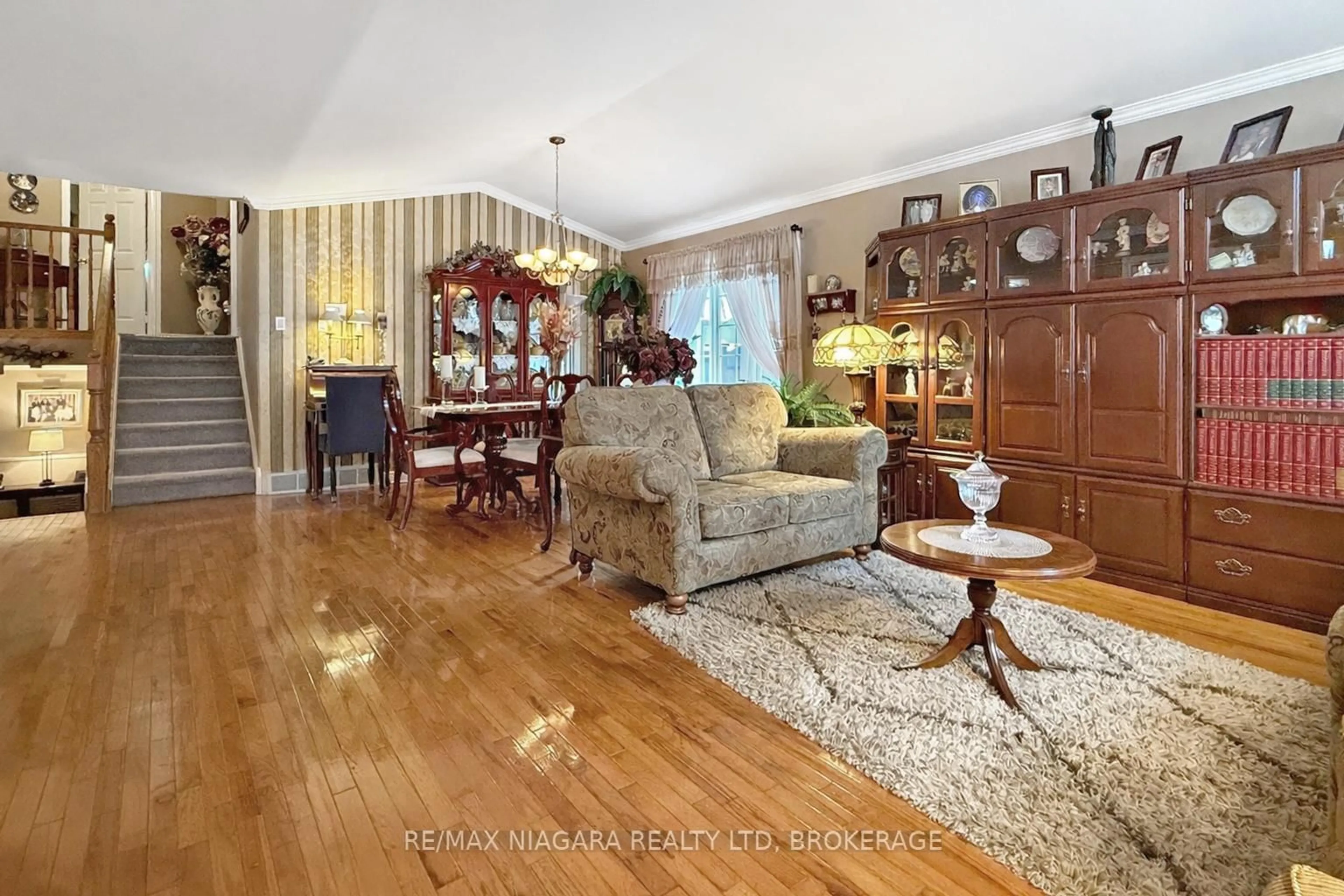 Living room with furniture, wood/laminate floor for 629 Daytona Dr, Fort Erie Ontario L2A 4Z5
