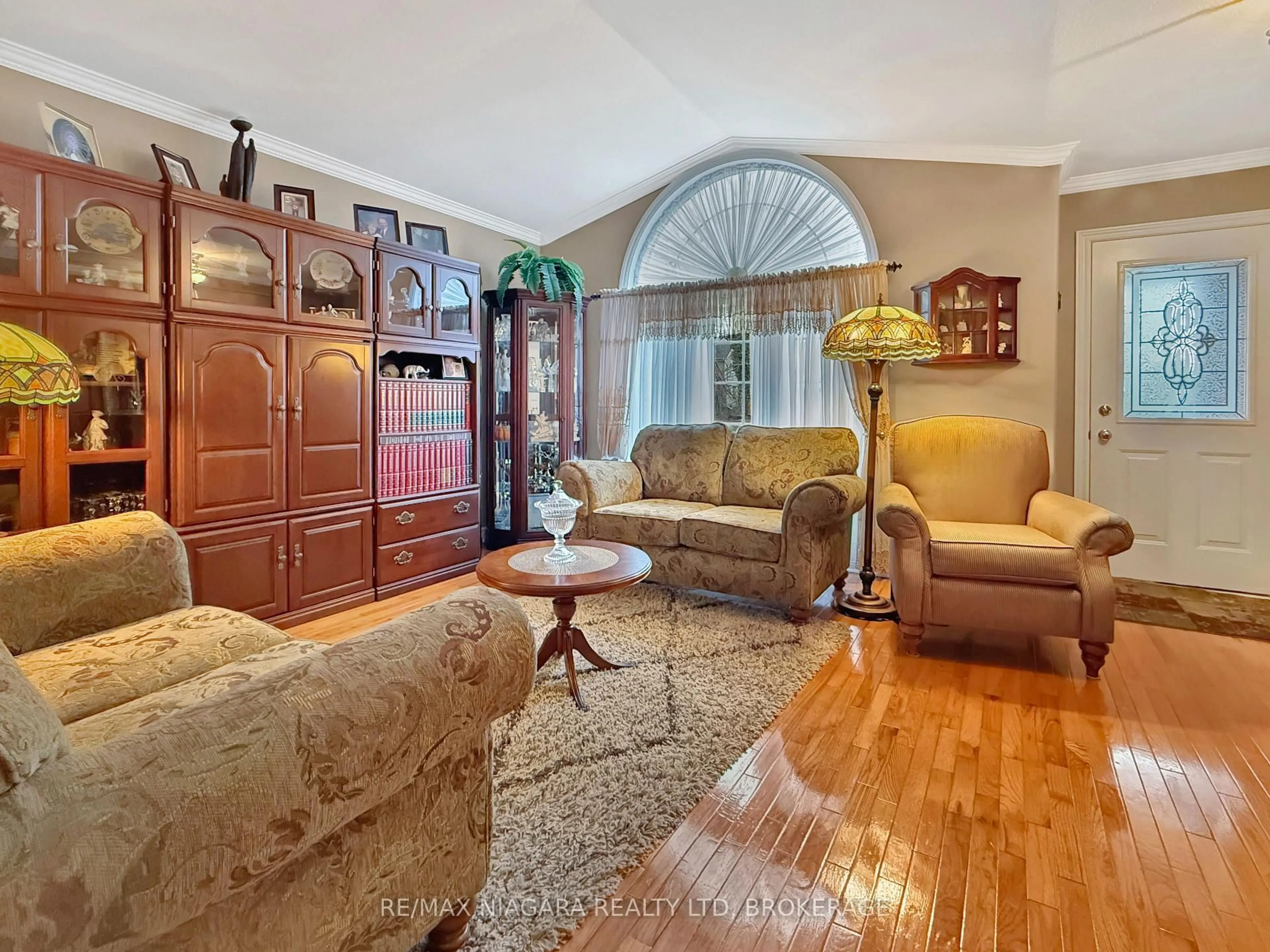 Living room with furniture, unknown for 629 Daytona Dr, Fort Erie Ontario L2A 4Z5