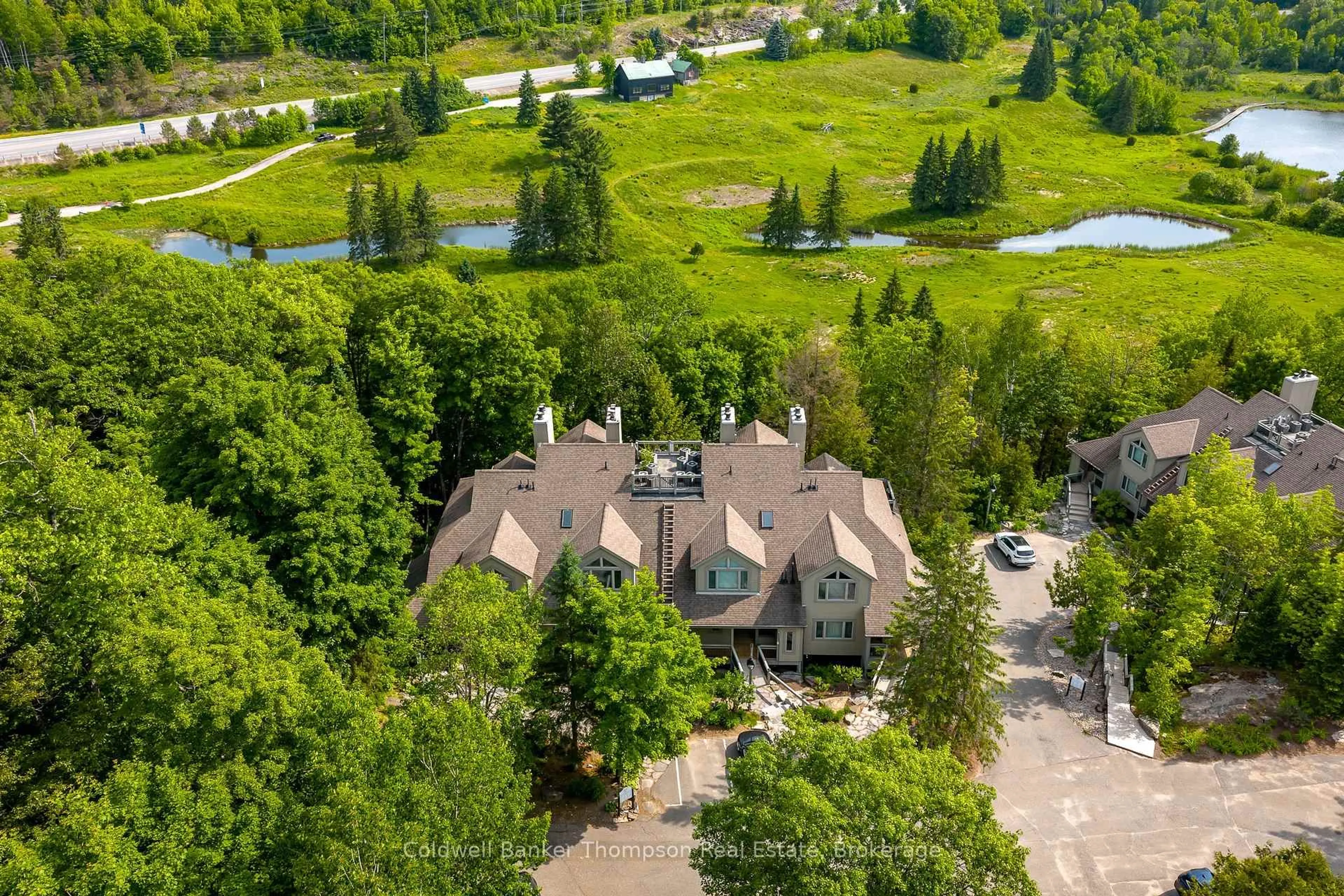A pic from outside/outdoor area/front of a property/back of a property/a pic from drone, unknown for 3931 Grandview Forest Hill Dr, Huntsville Ontario P1H 2N5