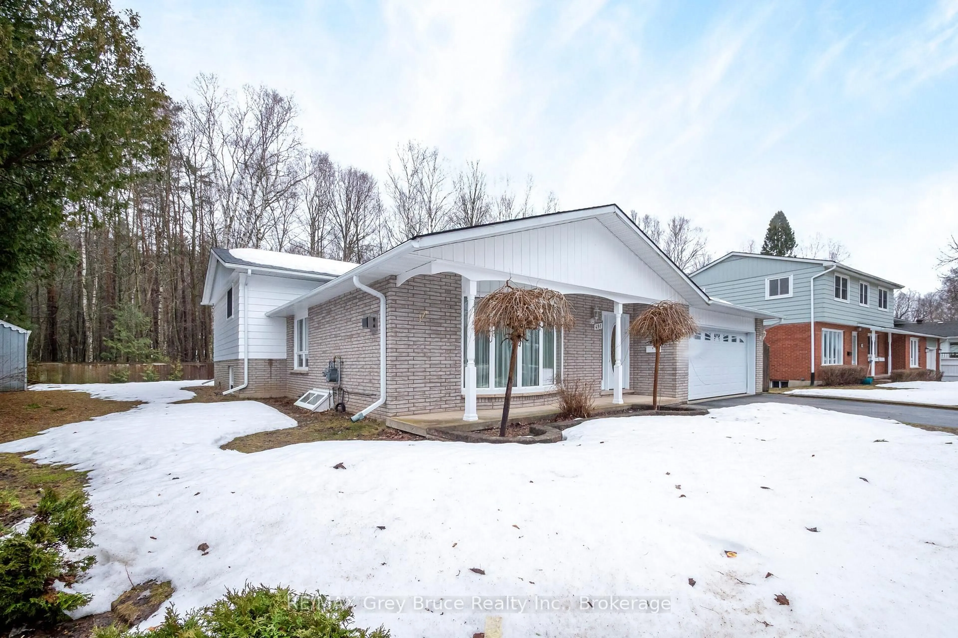 Home with vinyl exterior material, street for 491 4th A St, Owen Sound Ontario N4K 3K2