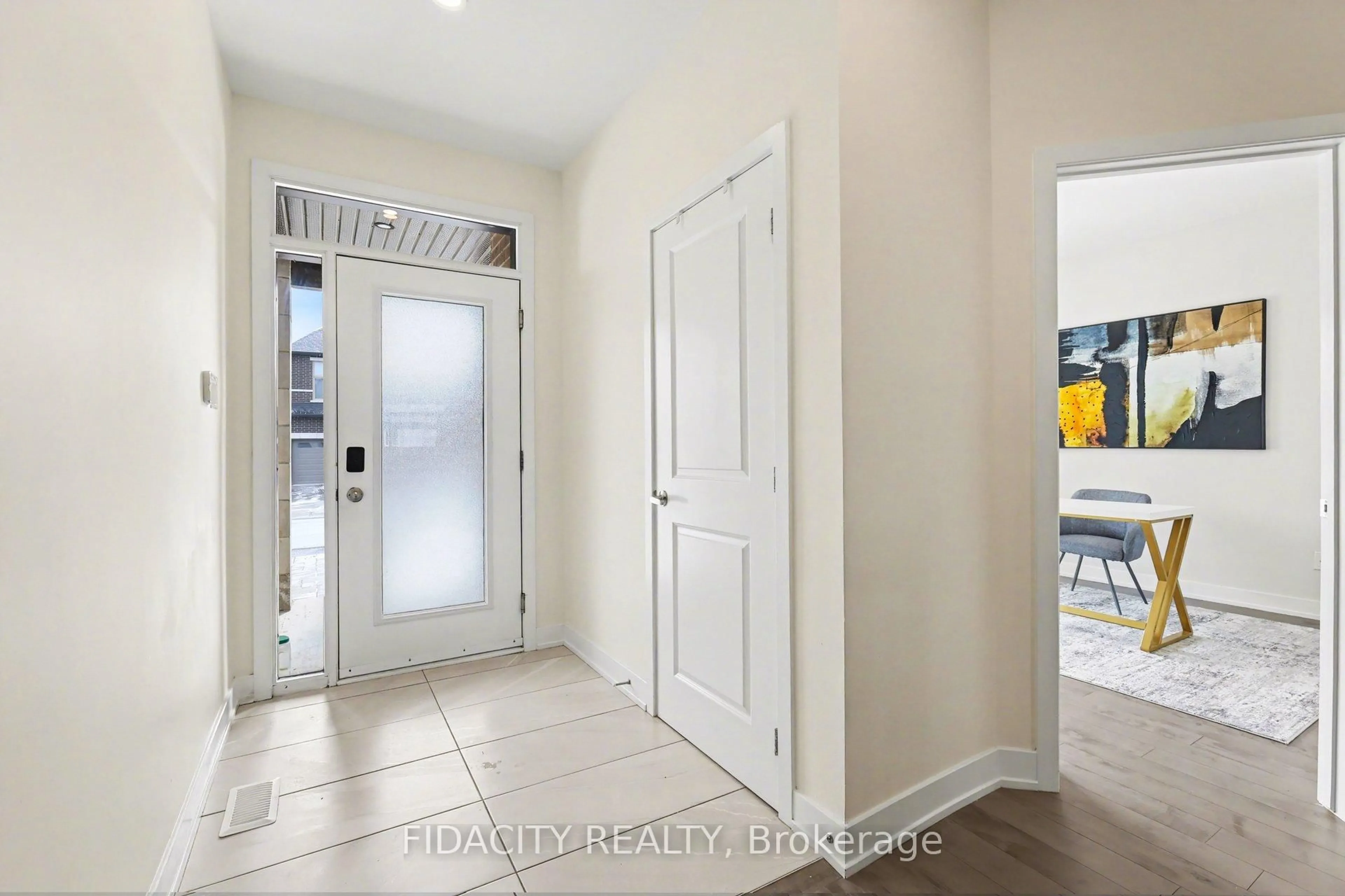 Indoor entryway for 565 Bobolink Rdge, Ottawa Ontario K2S 2P4