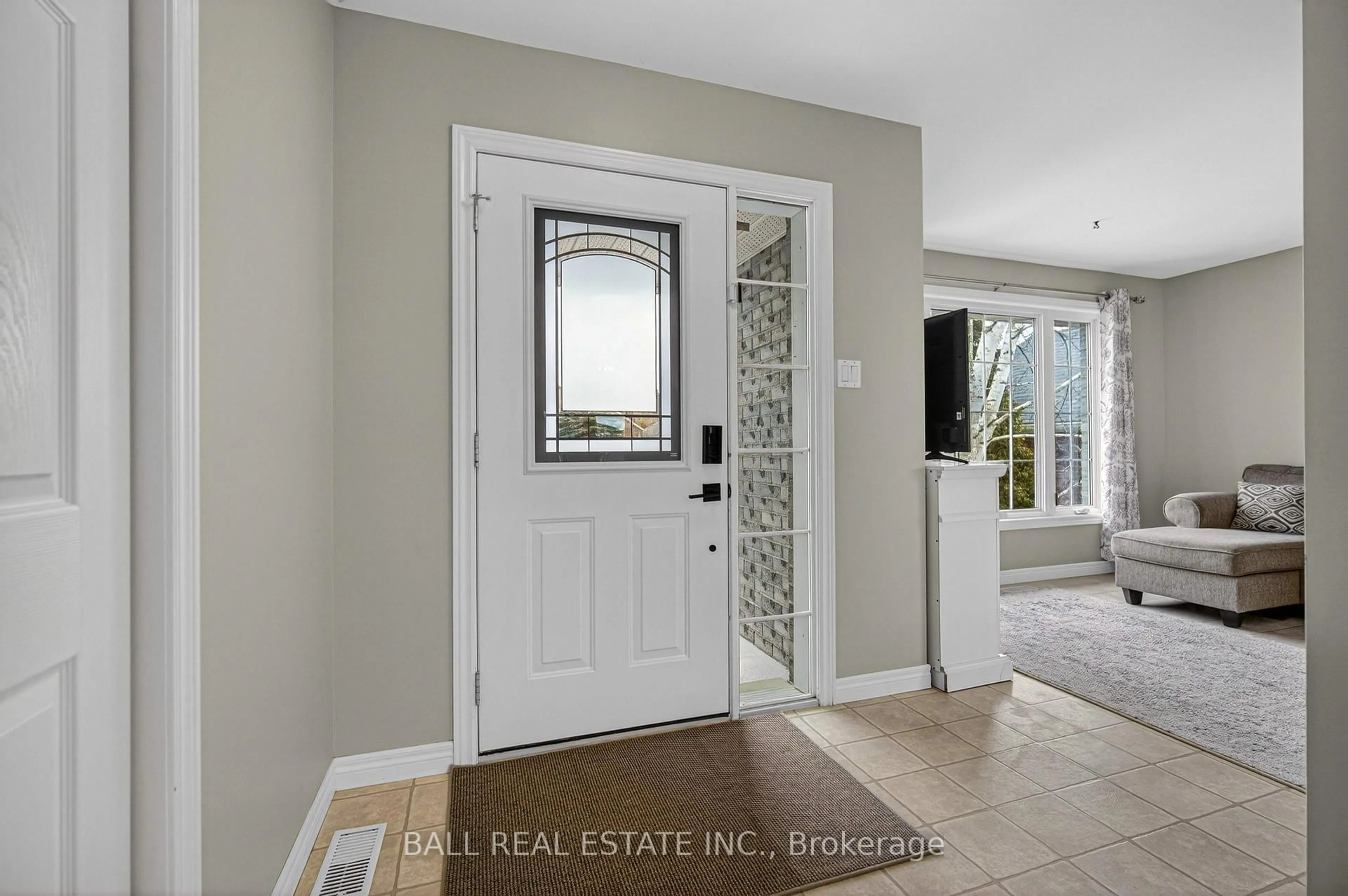 Indoor entryway for 11 Francis St, Selwyn Ontario K0L 2H0