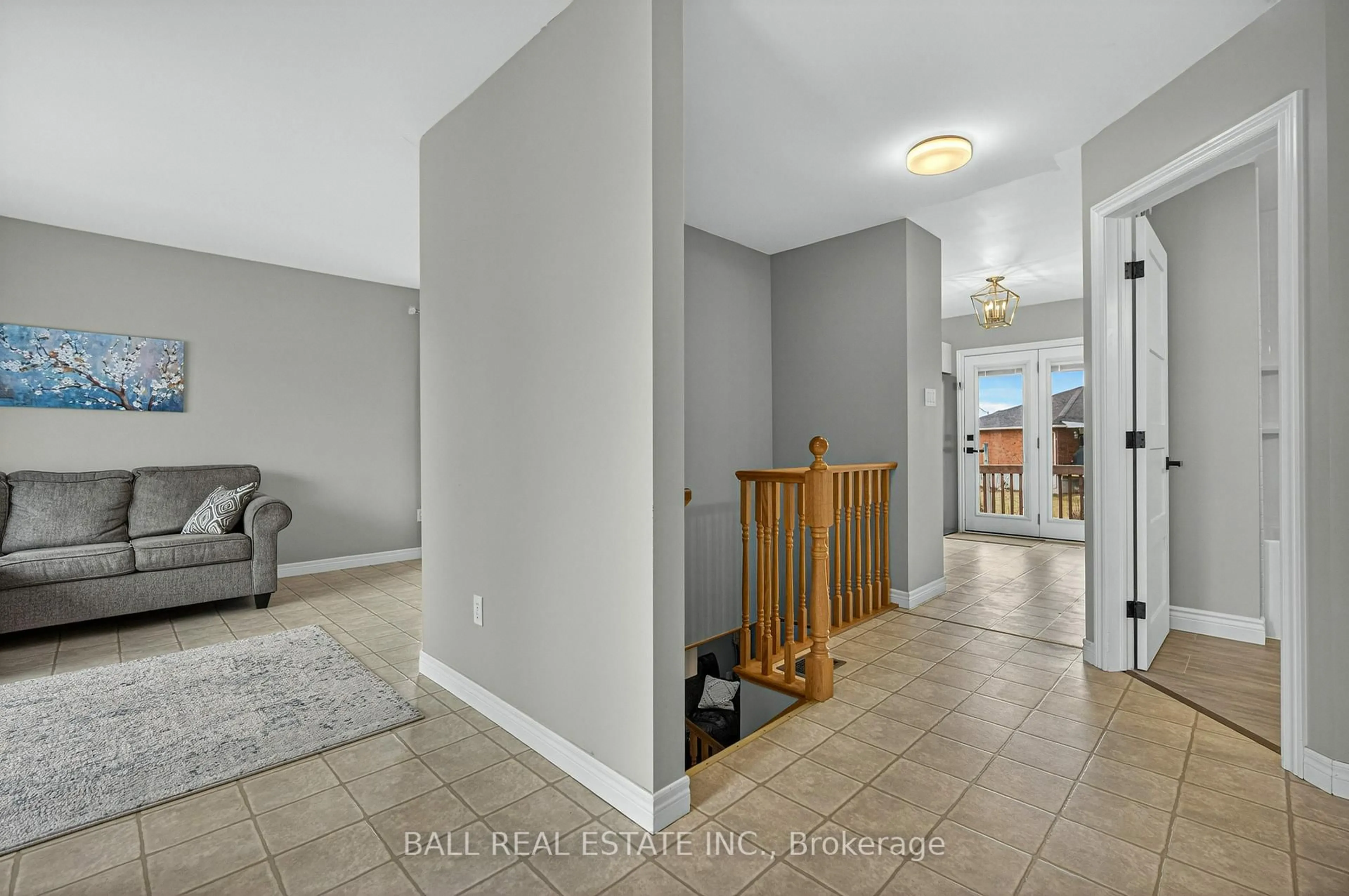 Indoor entryway for 11 Francis St, Selwyn Ontario K0L 2H0