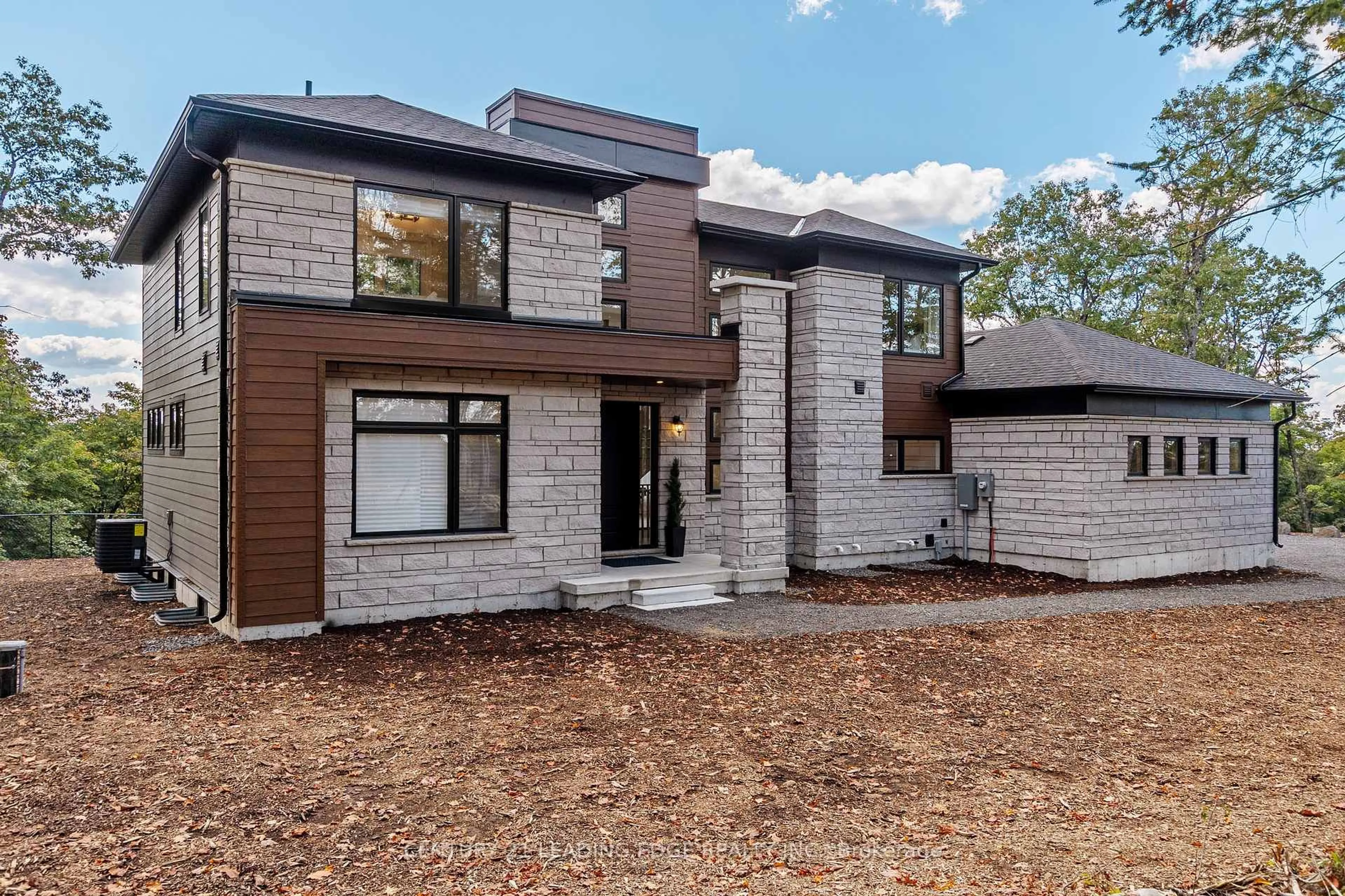 Home with brick exterior material, street for 1023 Kingsridge Crt, Lake of Bays Ontario P1H 0K1