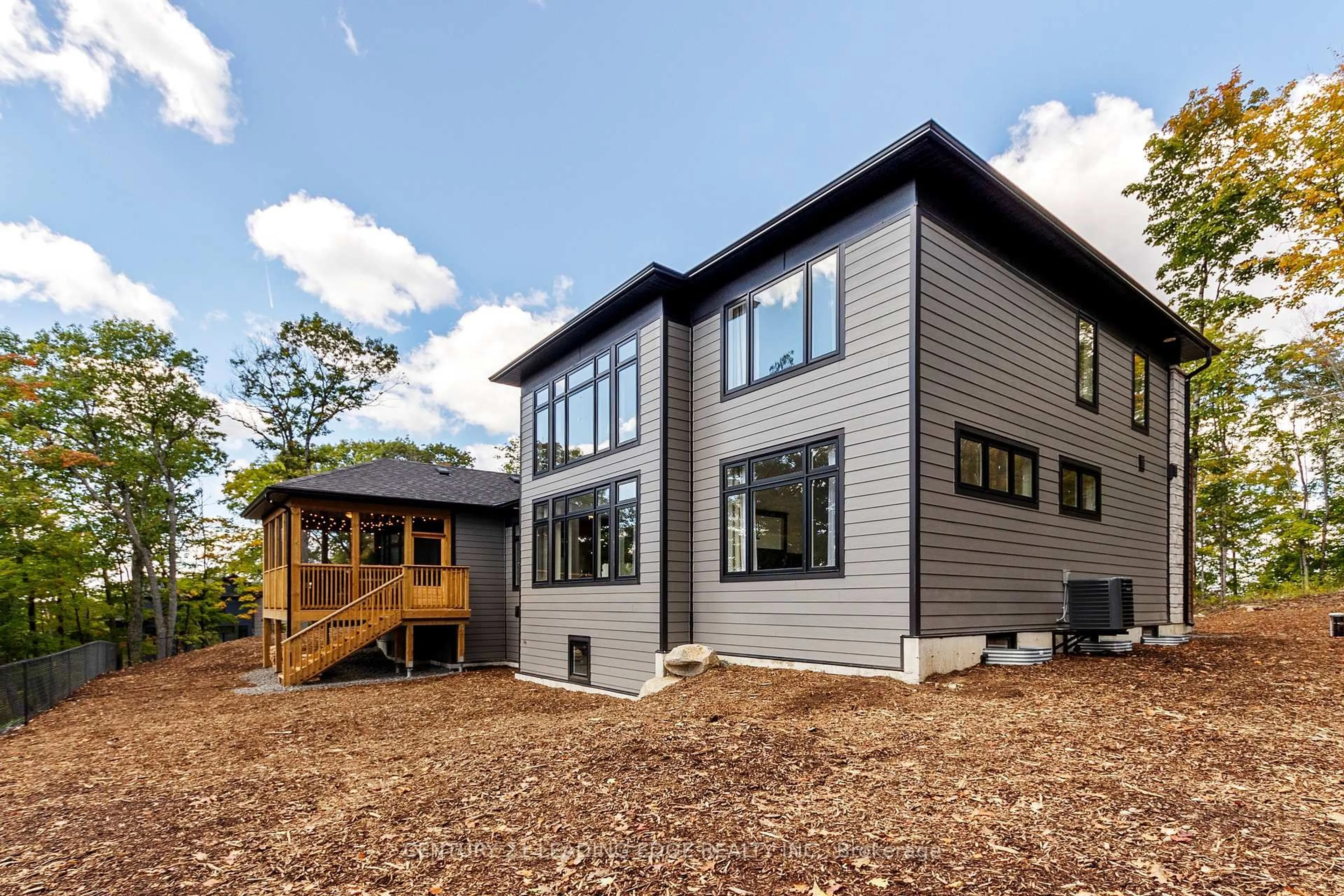 Home with vinyl exterior material, building for 1023 Kingsridge Crt, Lake of Bays Ontario P1H 0K1