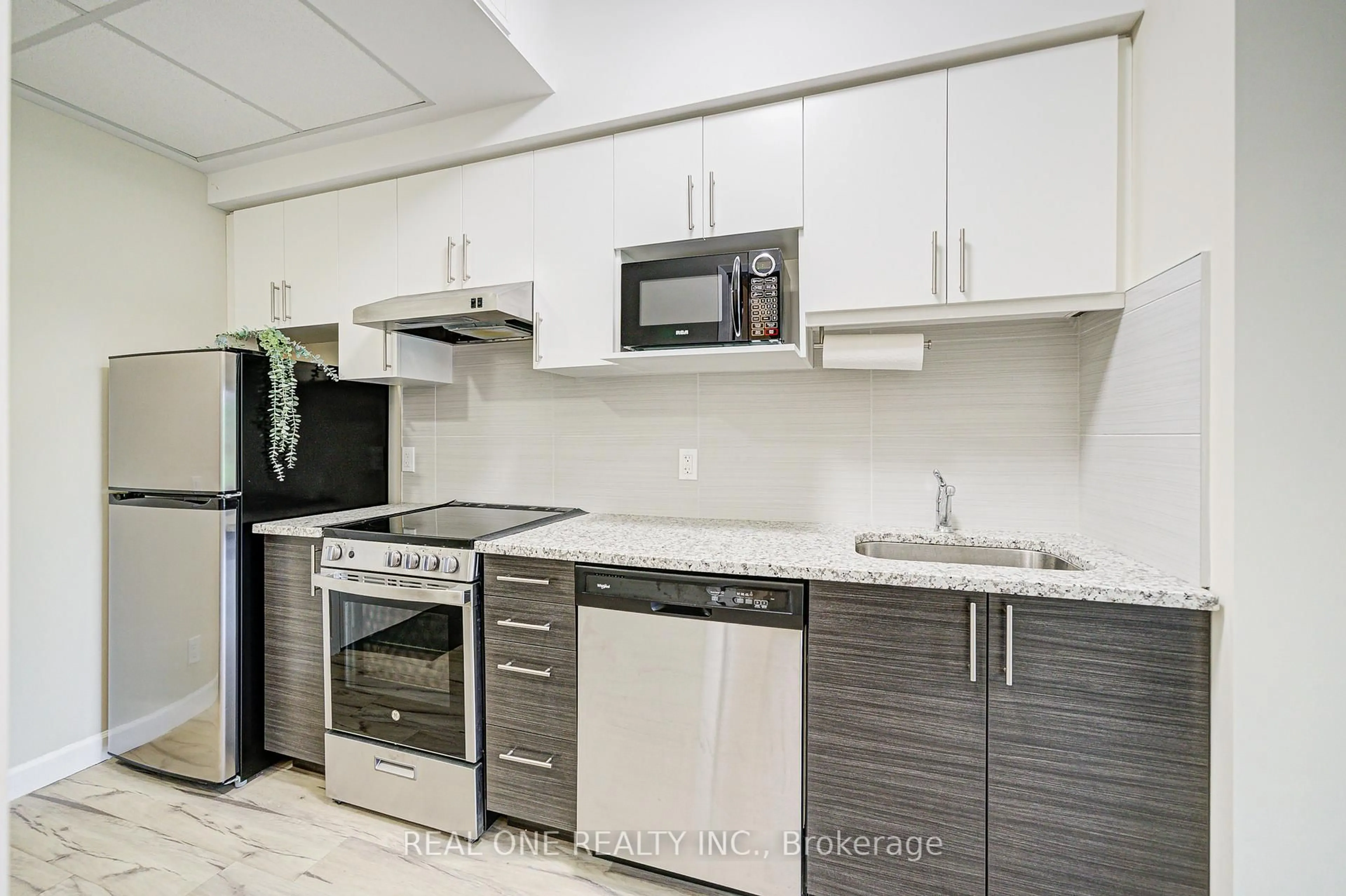 Standard kitchen, ceramic/tile floor for 77 Leland St #423, Hamilton Ontario L8S 3A1