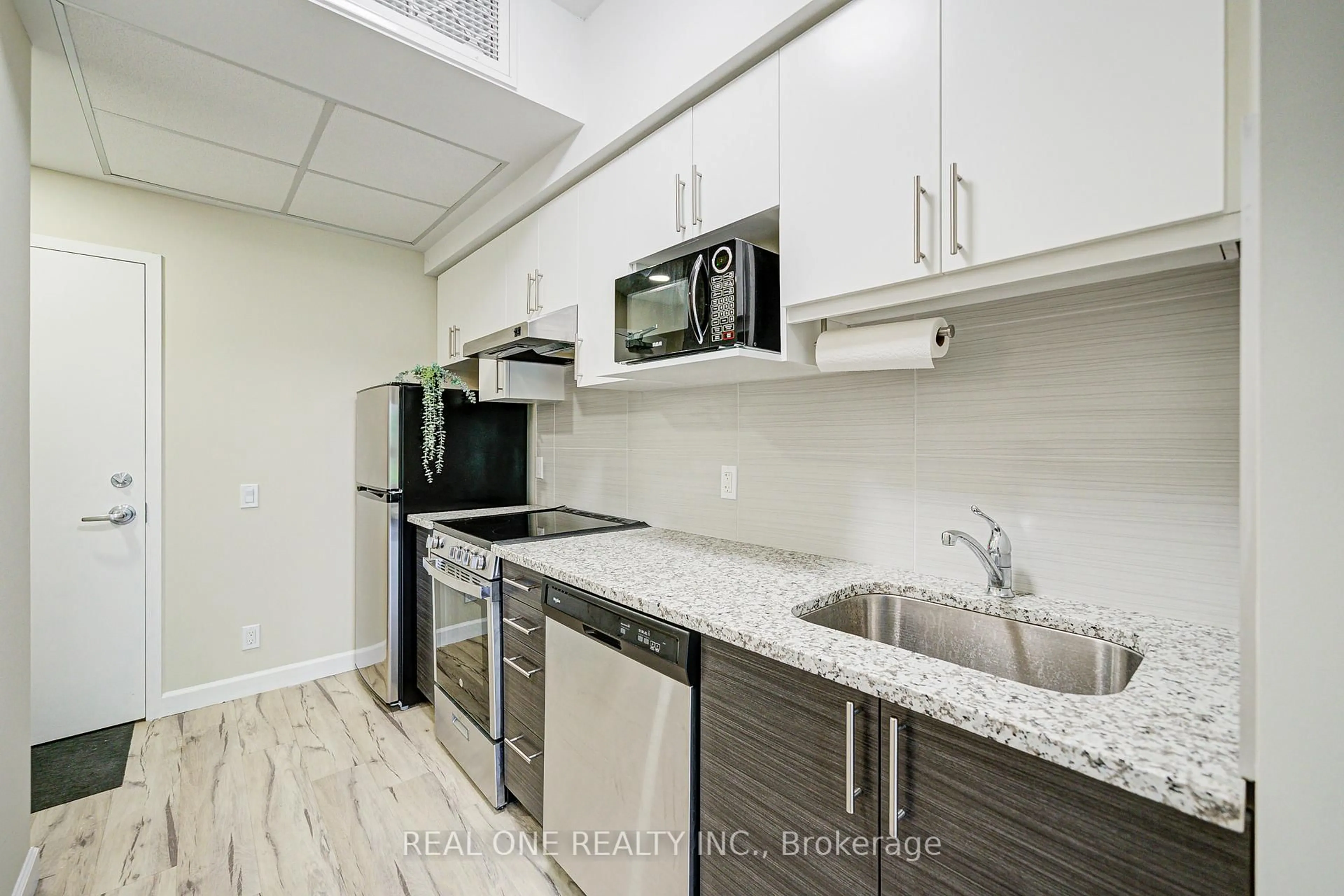 Standard kitchen, unknown for 77 Leland St #423, Hamilton Ontario L8S 3A1