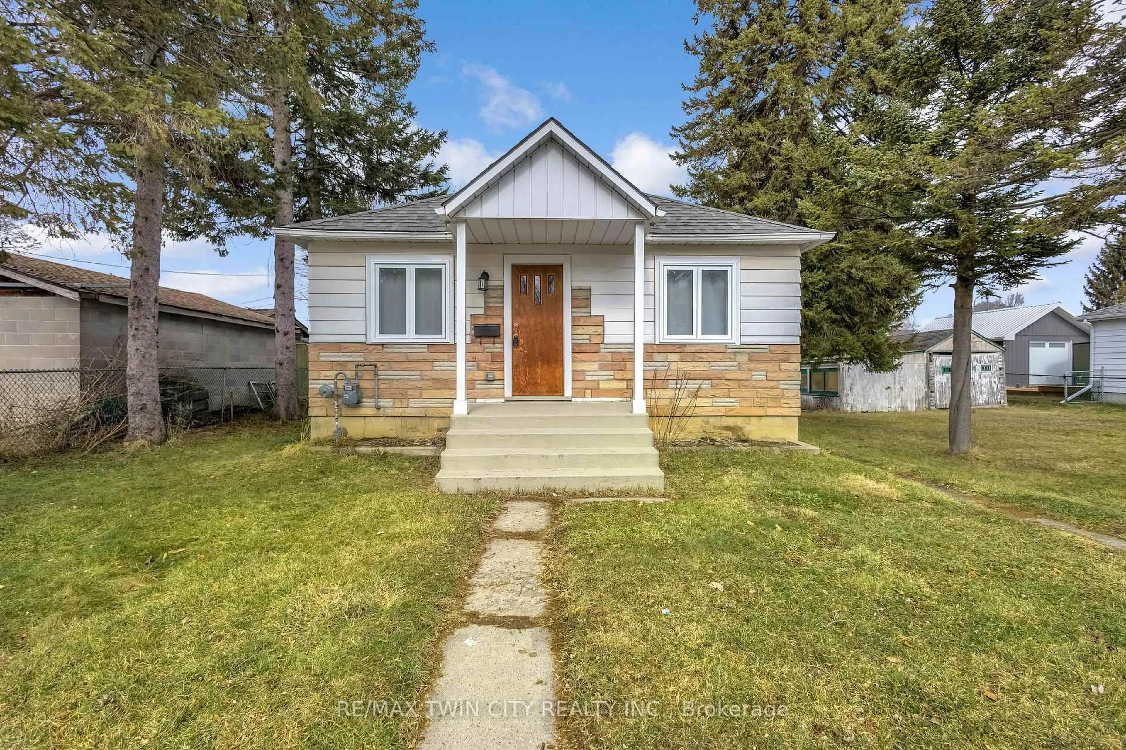 Home with vinyl exterior material, street for 35 Eighth Ave, Brantford Ontario N3S 1C1