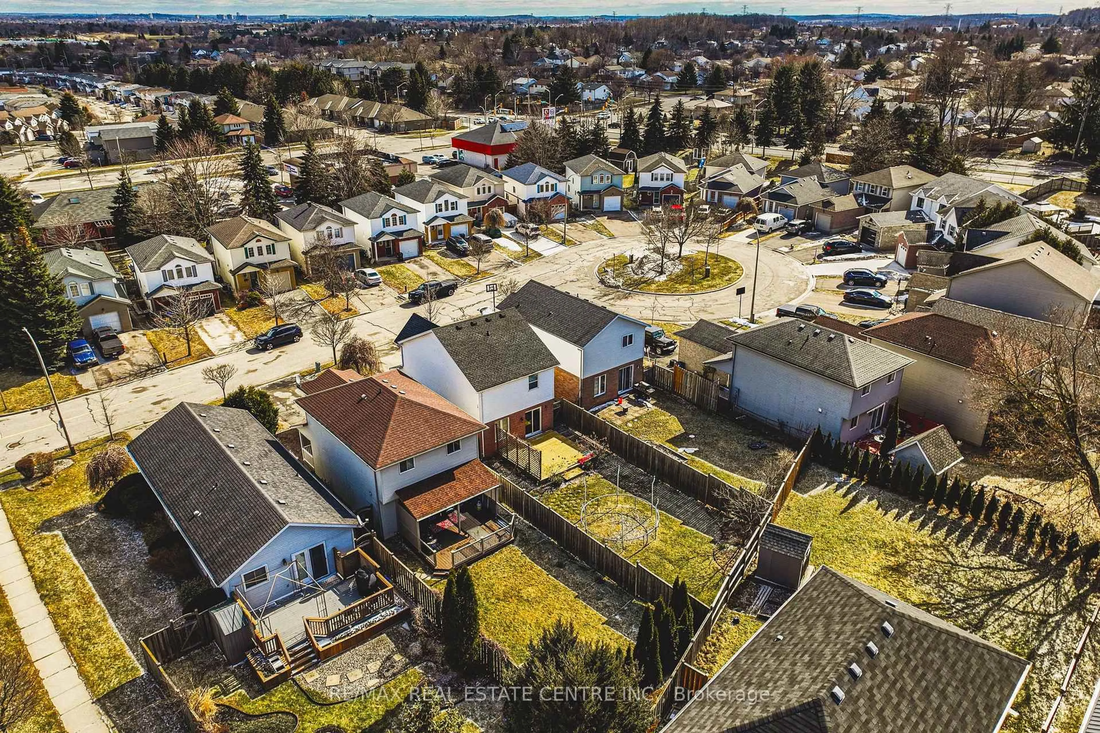 A pic from outside/outdoor area/front of a property/back of a property/a pic from drone, street for 5 michelle Crt, Kitchener Ontario N2N 3K8