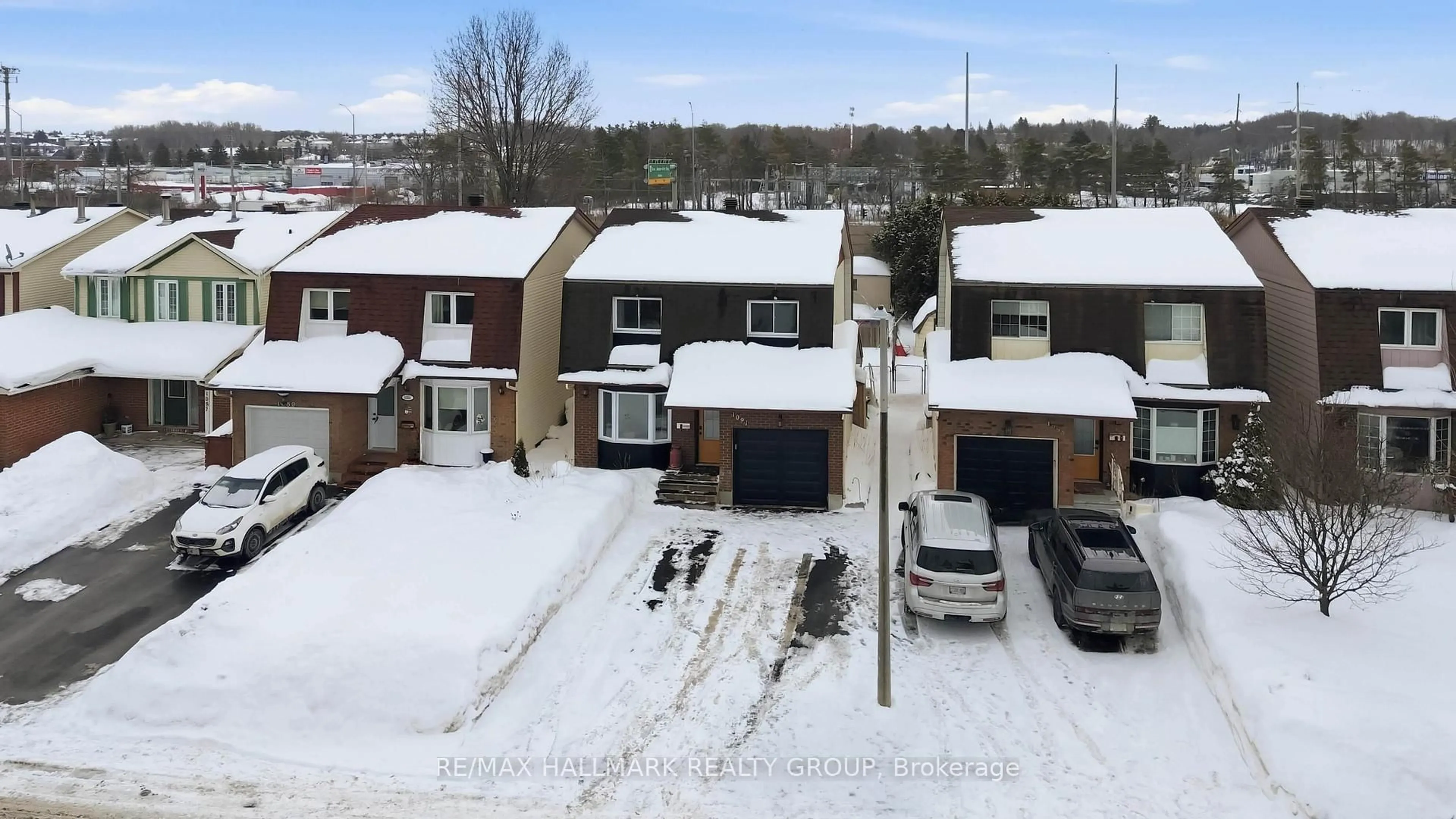 A pic from outside/outdoor area/front of a property/back of a property/a pic from drone, street for 1091 Burgundy Lane, Orleans Ontario K1C 2M9