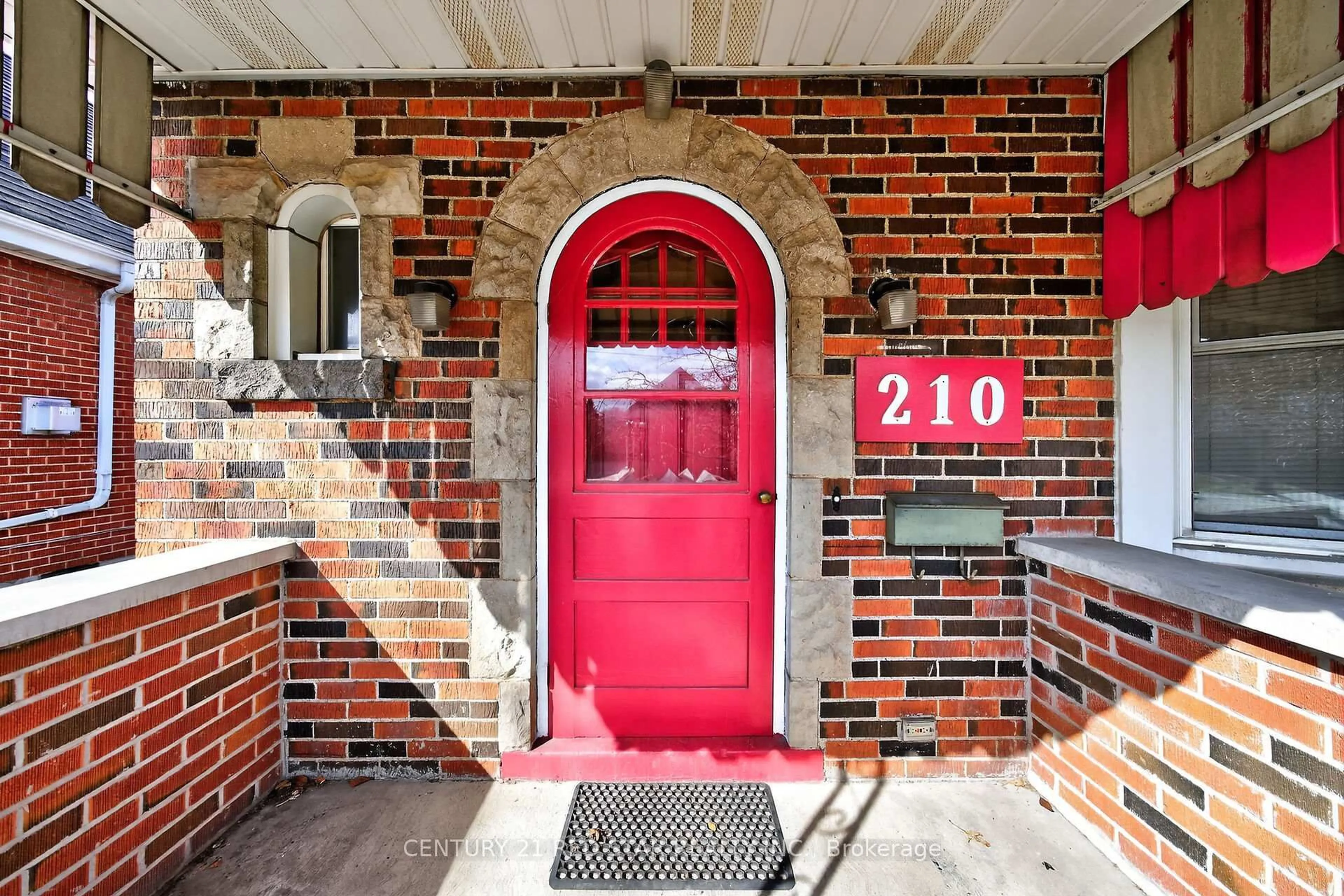 Indoor foyer for 210 Huxley Ave, Hamilton Ontario L8K 2R3