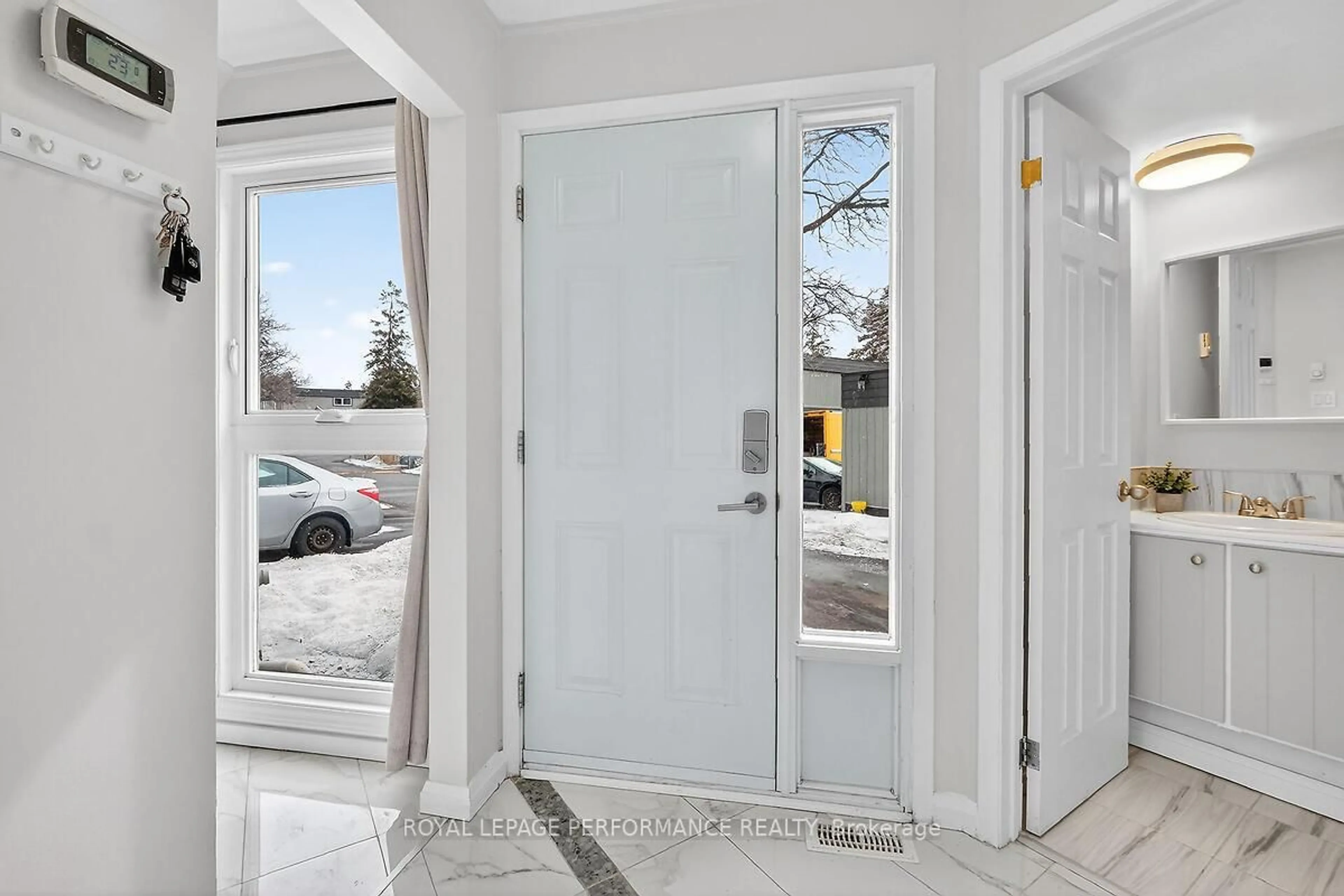 Indoor entryway for 42 Compata Way, Gloucester Ontario K1B 4W9