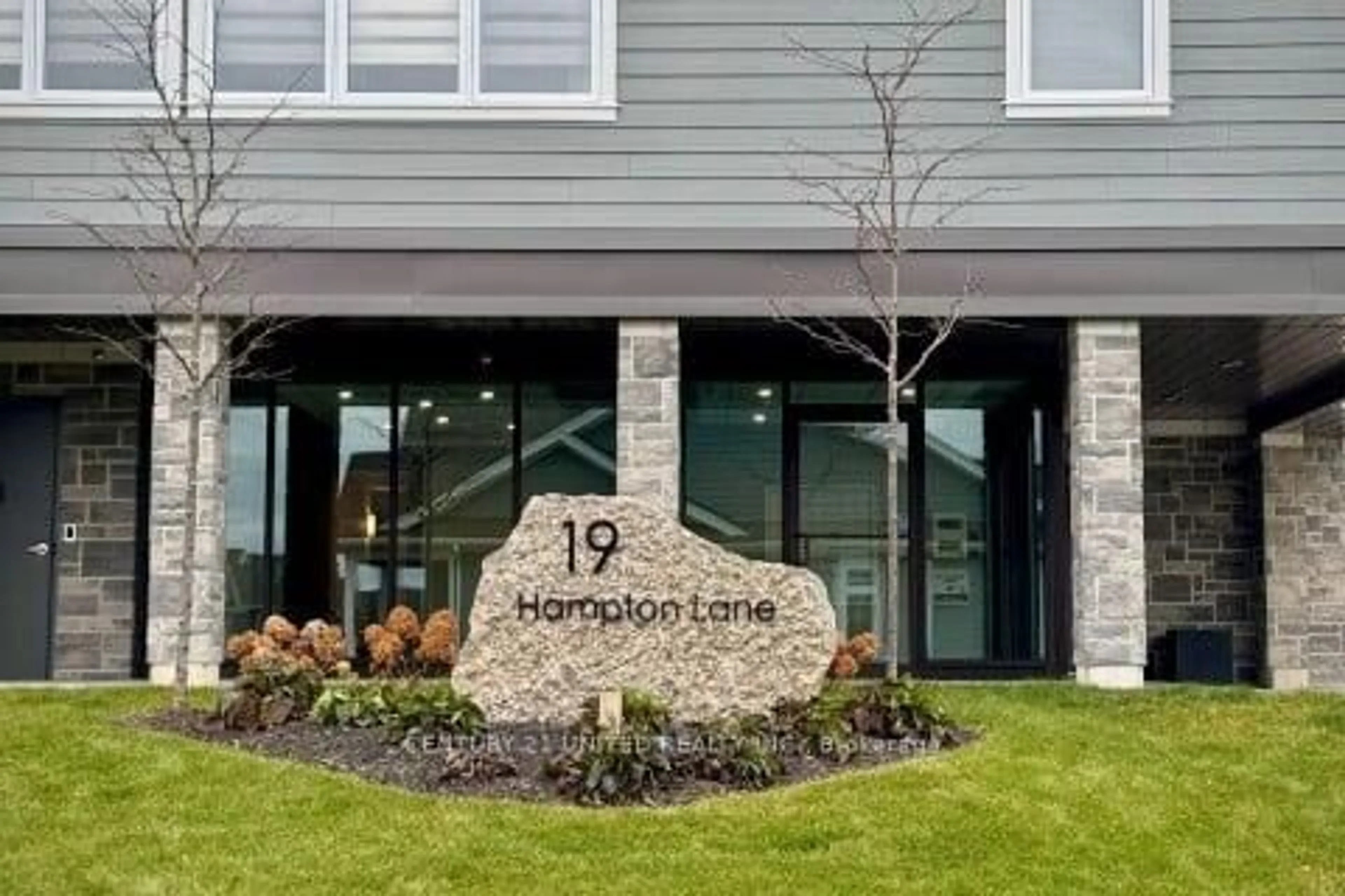 Indoor foyer for 19 Hampton Lane #202, Selwyn Ontario K0L 2H0