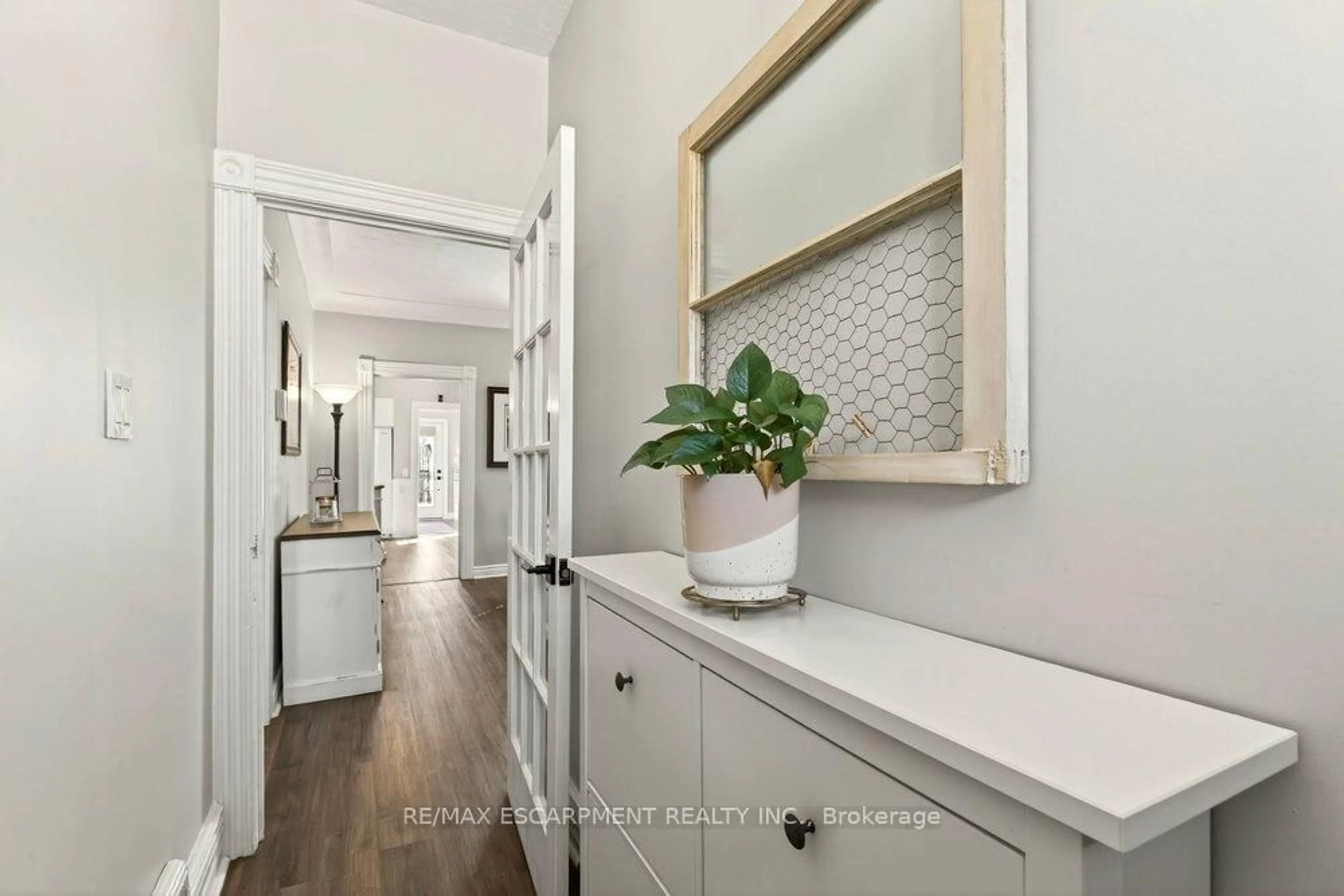 Indoor entryway for 13 Richmond St, Hamilton Ontario L8P 4J3