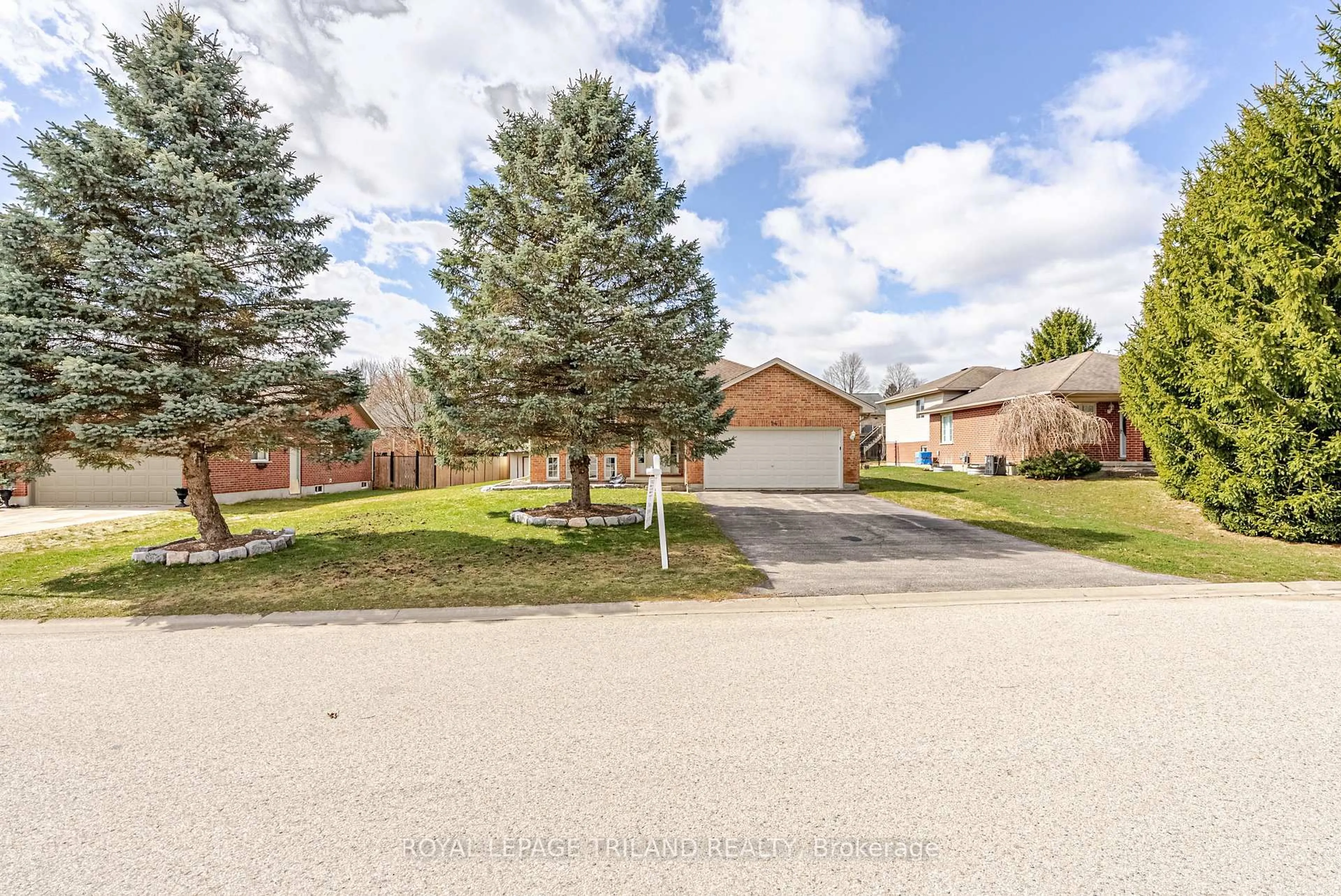 A pic from outside/outdoor area/front of a property/back of a property/a pic from drone, street for 14 Amber Dr, Thames Centre Ontario N0L 1G1