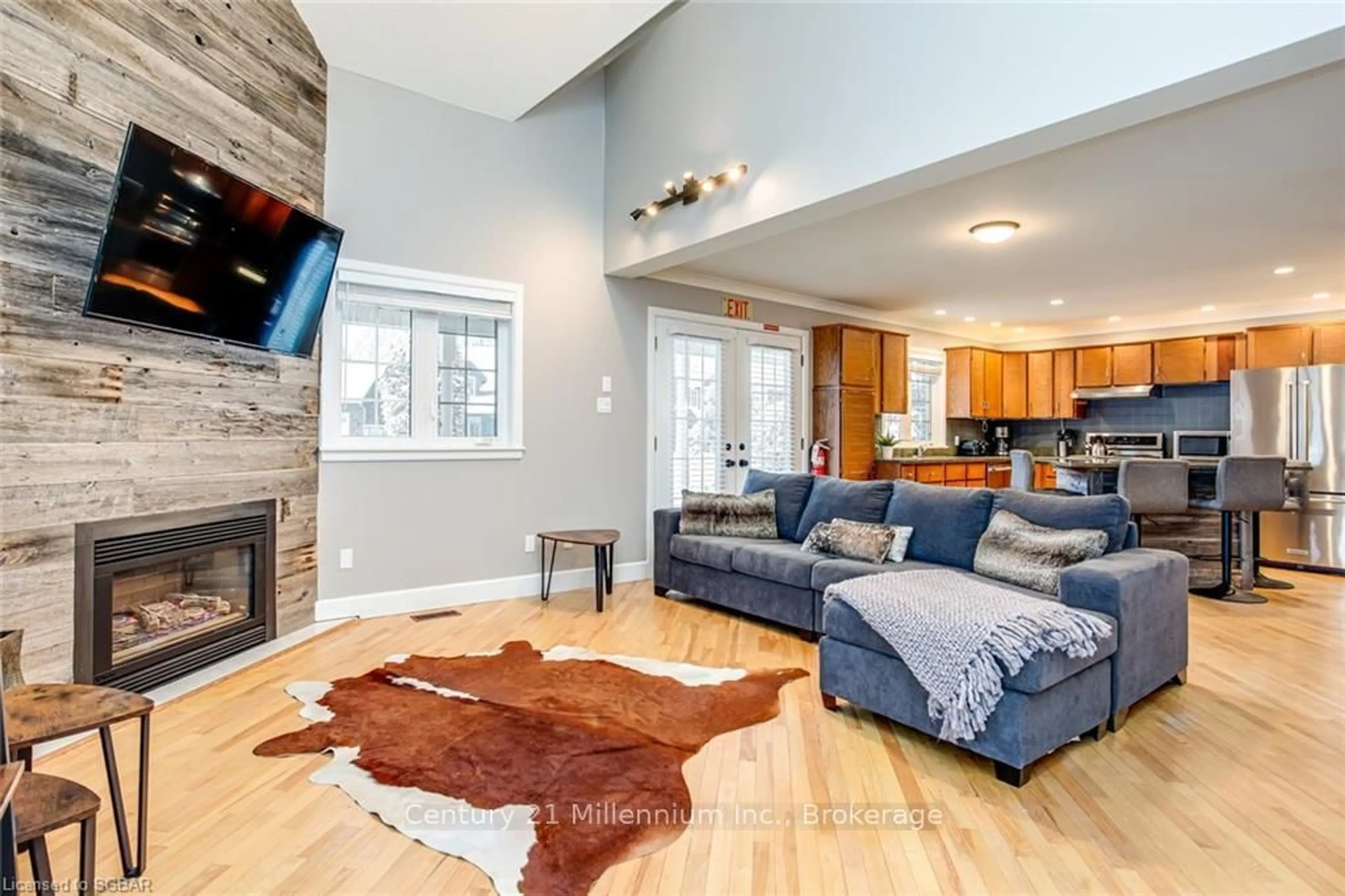 Living room with furniture, unknown for 102 LIISA'S Lane, Blue Mountains Ontario L9Y 3Z2