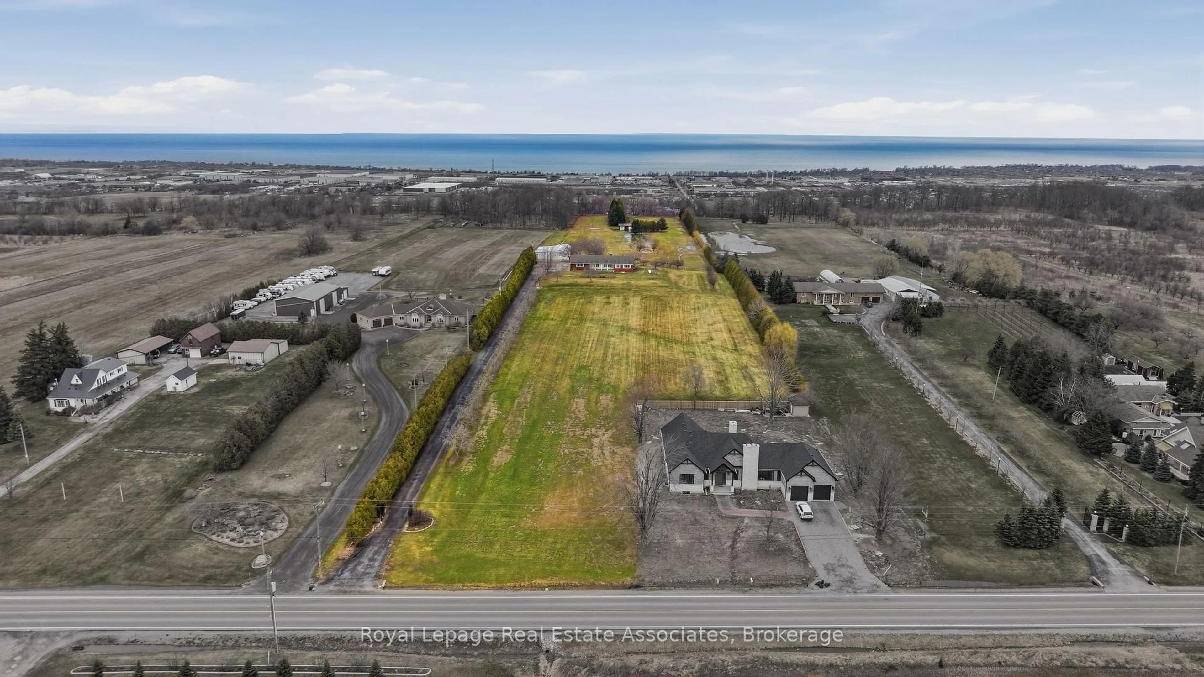 A pic from outside/outdoor area/front of a property/back of a property/a pic from drone, unknown for 1137 Ridge Rd, Hamilton Ontario L8J 2X5