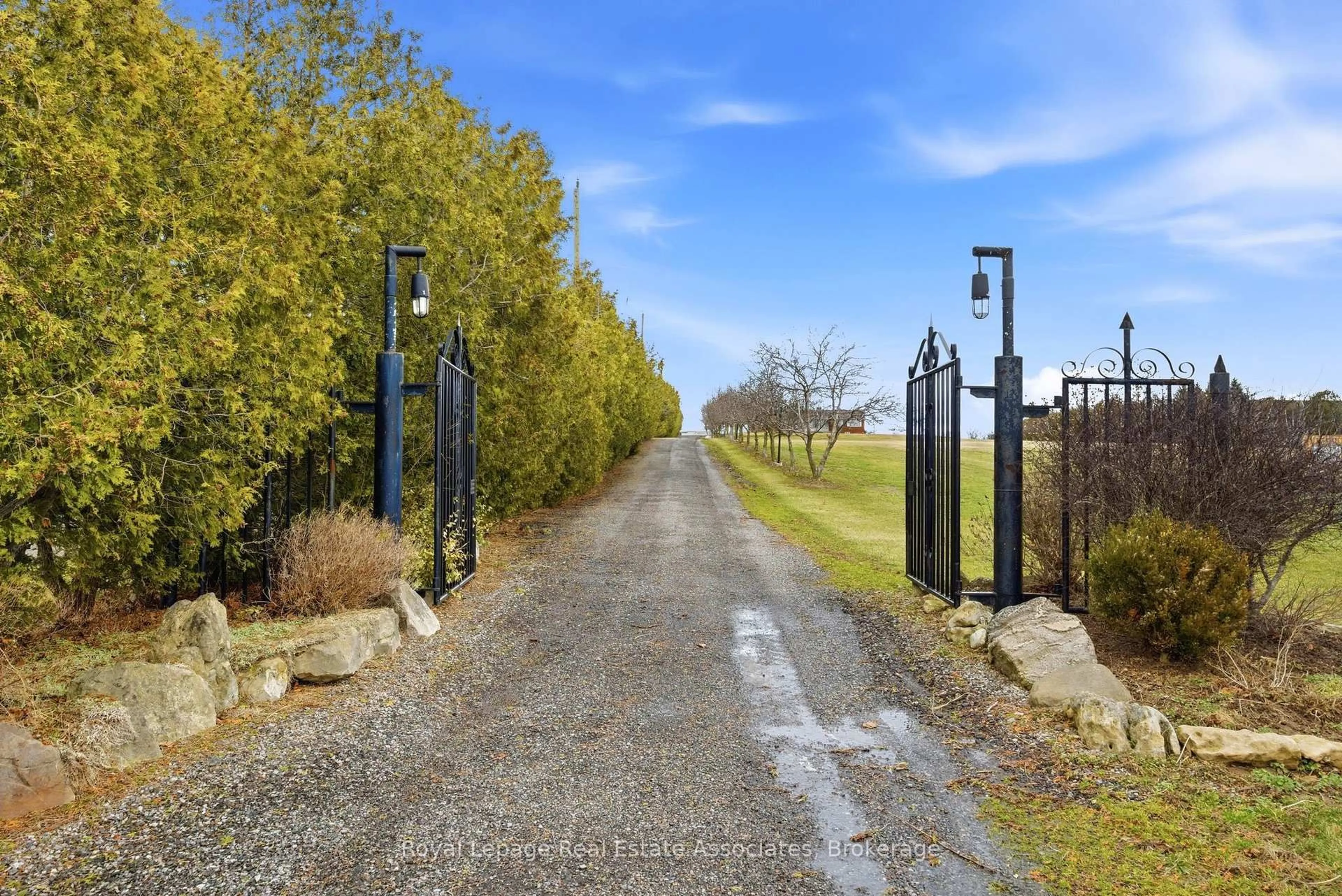 A pic from outside/outdoor area/front of a property/back of a property/a pic from drone, street for 1137 Ridge Rd, Hamilton Ontario L8J 2X5