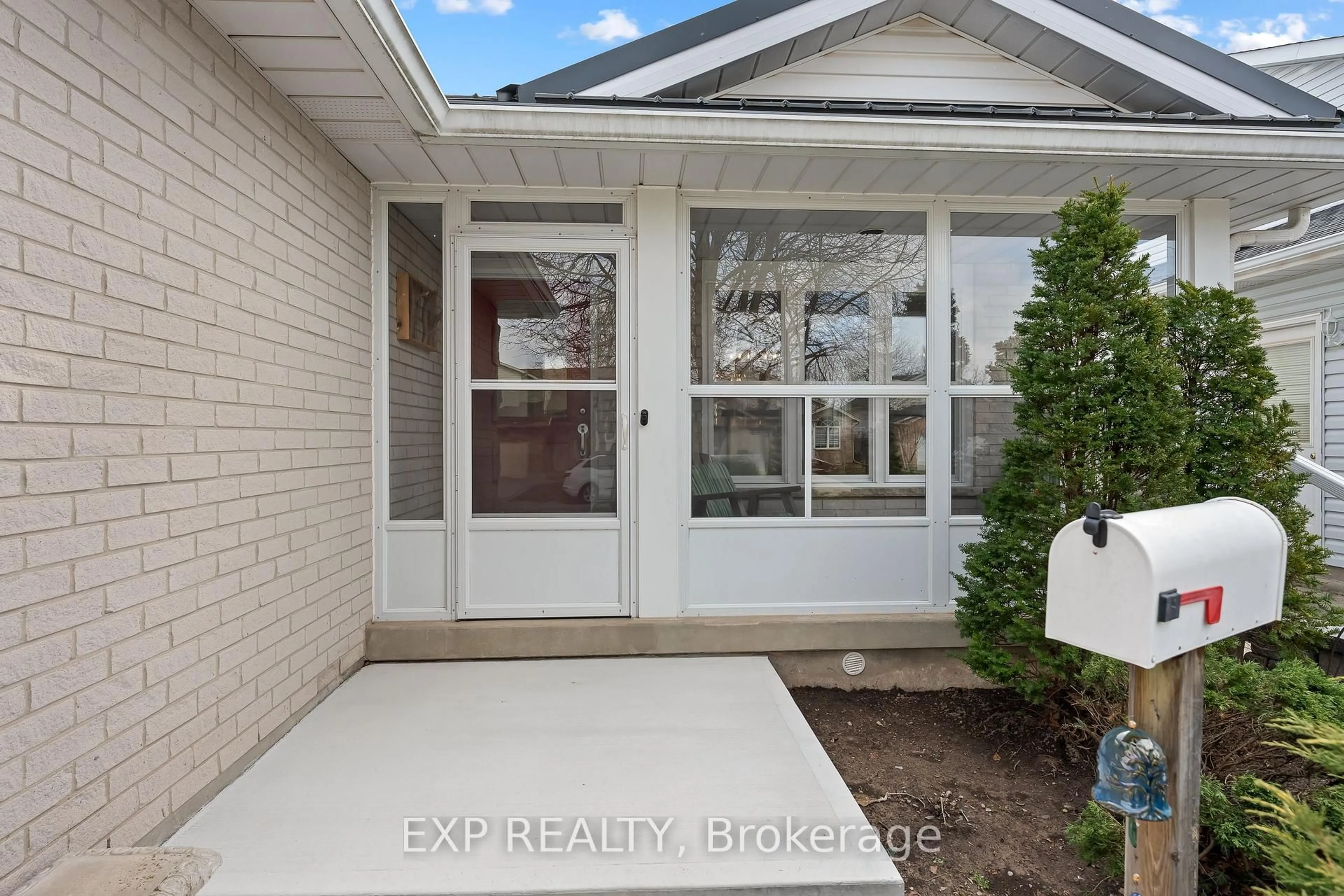 Indoor entryway for 8116 Woodsview Cres, Niagara Falls Ontario L2H 3G3