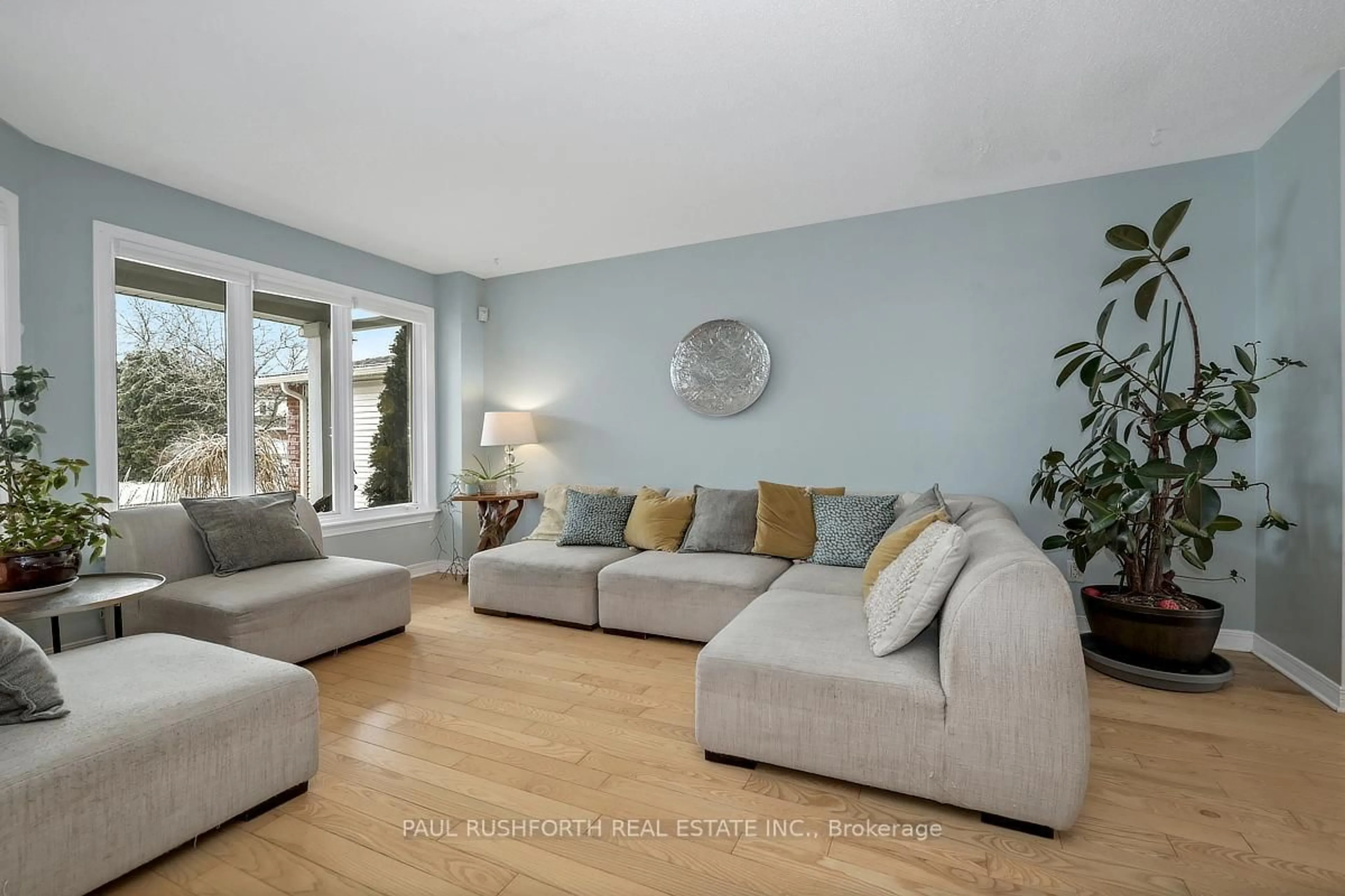 Living room with furniture, unknown for 6419 Bernice Crt, Orleans Ontario K1C 7E5