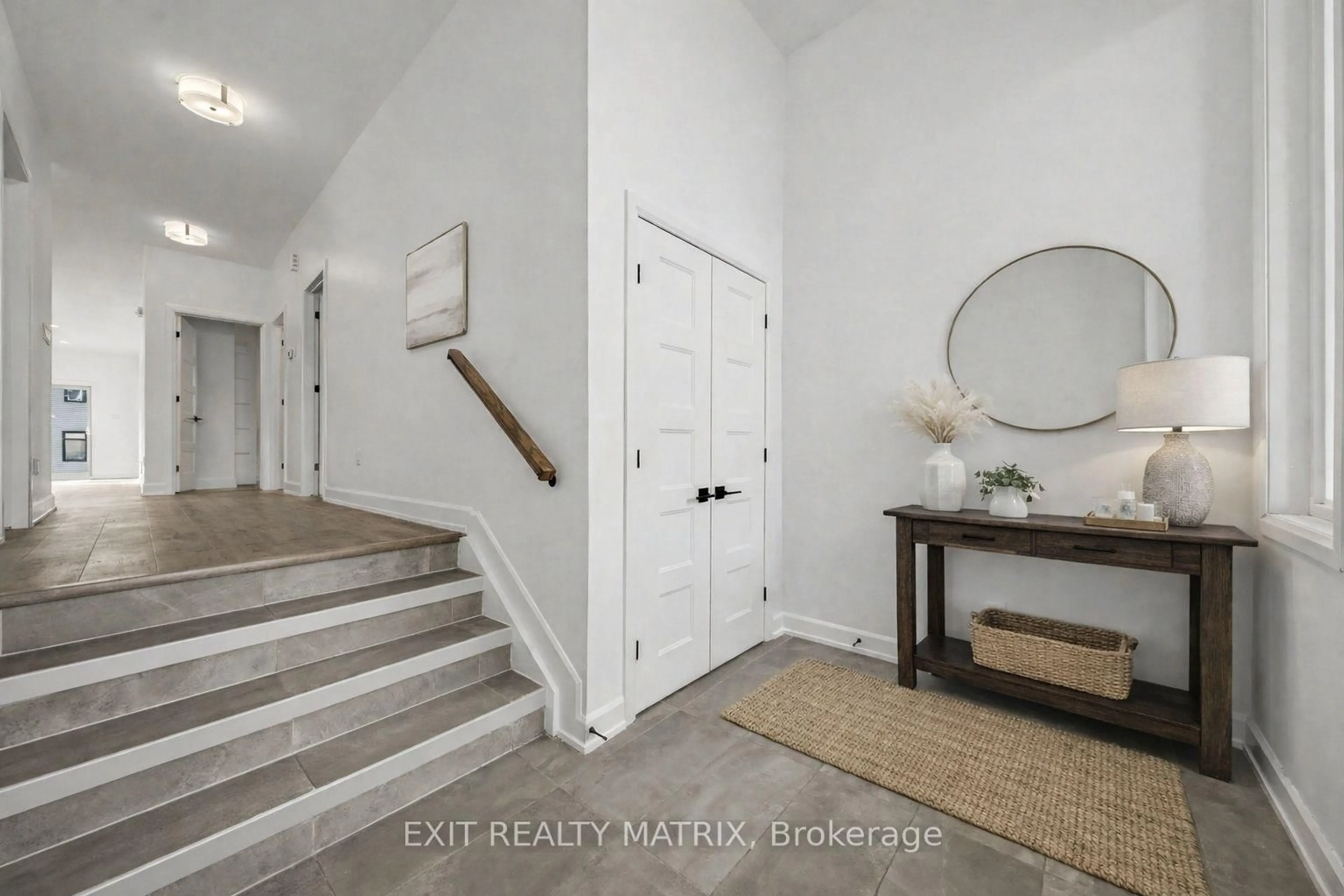 Indoor entryway for 819 Namur St, Russell Ontario K0A 1W0